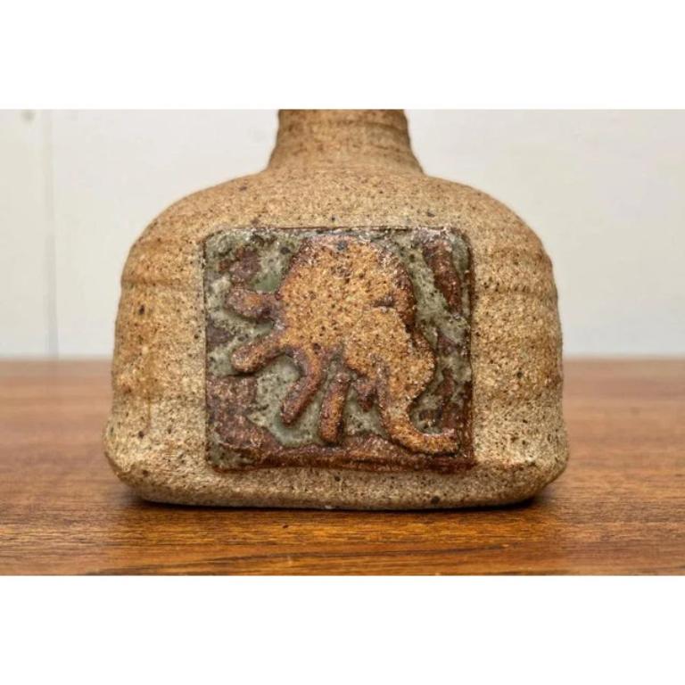 Vaso in Studio Pottery di Tue Poulsen, 1960, in ottime condizioni. Progettato tra il 1960 e il 1969 Questo pezzo ha un marchio di attribuzione.

Informazioni aggiuntive:
Materiali: Terracotta
Colore: Beige
Stili: Medioevo Moderno
Paese di origine:
