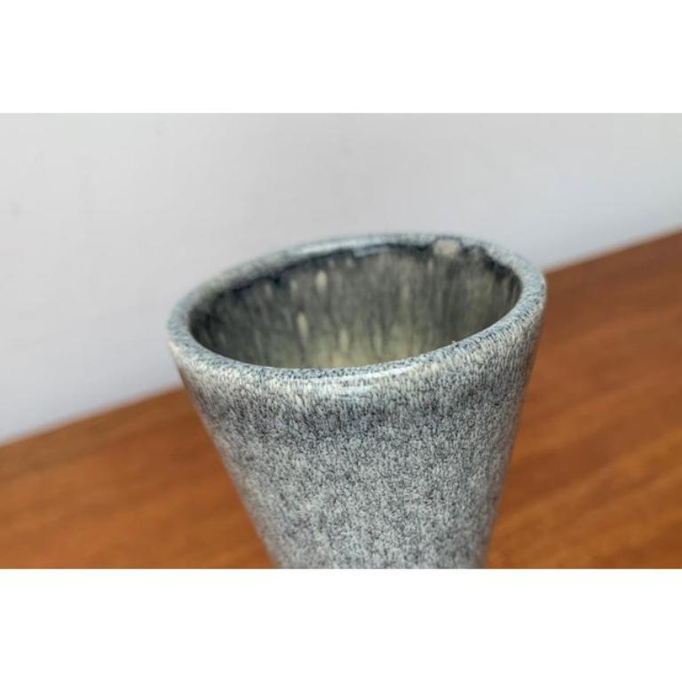 Vaso di Studio Pottery danese di metà secolo di Frank Keramik, anni '60, in ottime condizioni. Progettato tra il 1960 e il 1969 Questo pezzo ha un marchio di attribuzione.

Informazioni aggiuntive:
Materiali: Ceramica
Stile: Medioevo Moderno
Paese
