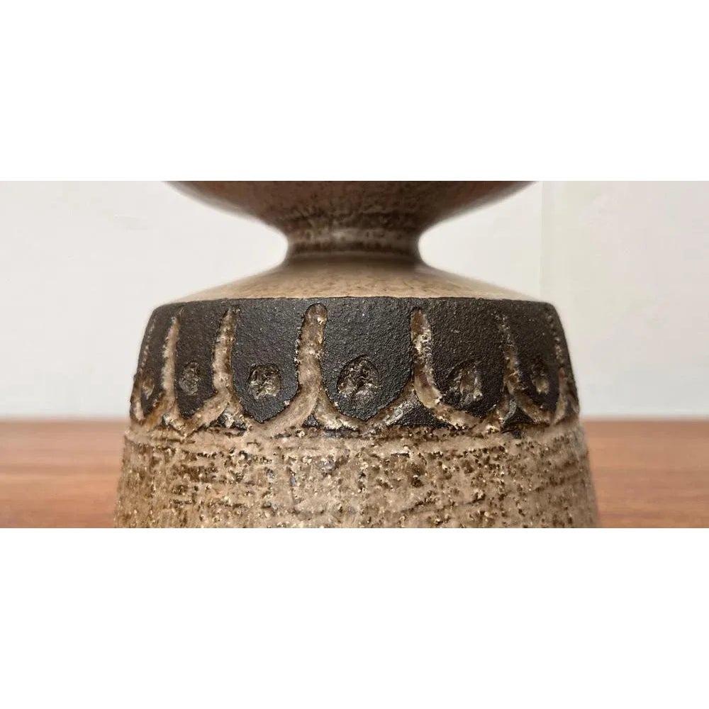 Vaso di Studio Pottery danese di metà secolo di Lovemose Denmark, anni '60, in ottime condizioni. Progettato tra il 1960 e il 1969 Questo pezzo ha un marchio di attribuzione.

Informazioni aggiuntive:
Materiali: Ceramica
Colore: Beige
Stili:
