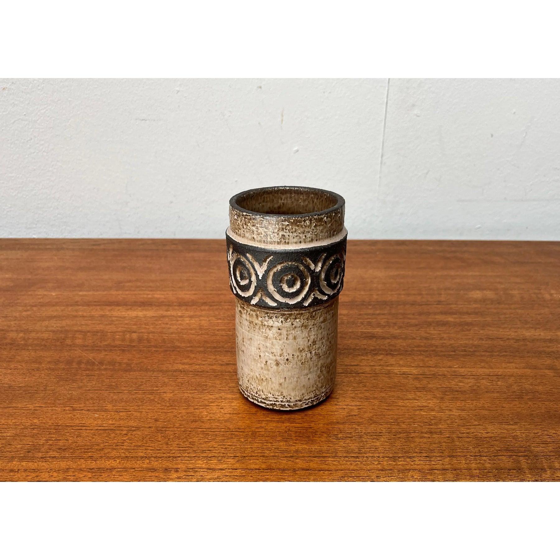 Vaso di Studio Pottery danese di metà secolo di Lovemose Denmark, anni '60, in ottime condizioni. Progettato tra il 1960 e il 1969 Questo pezzo ha un marchio di attribuzione.

Informazioni aggiuntive:
Materiali: Ceramica
Stile: Medioevo