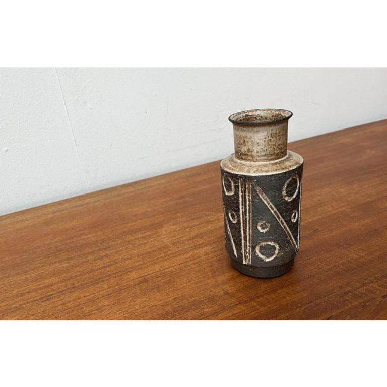 Vaso di Studio Pottery danese di metà secolo di Lovemose Denmark, anni '60, in ottime condizioni. Progettato tra il 1960 e il 1969 Questo pezzo ha un marchio di attribuzione.

Informazioni aggiuntive:
Materiali: Ceramica
Stile: Medioevo