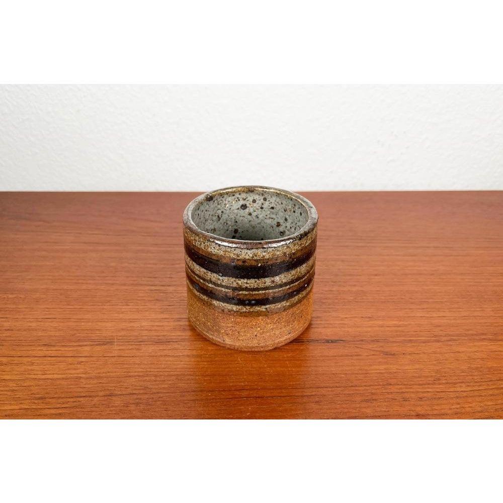 Vaso in studio danese di metà secolo di Studio Pottery, anni '60, in ottime condizioni. Progettato tra il 1960 e il 1969 Questo pezzo ha un marchio di attribuzione.

Informazioni aggiuntive:
Materiali: Terracotta
Colore: Beige
Stili: Medioevo