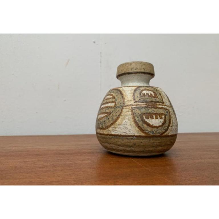 Vaso di Studio Pottery danese di metà secolo di Søholm, anni '60, in ottime condizioni. Progettato tra il 1960 e il 1969 Questo pezzo ha un marchio di attribuzione.

Informazioni aggiuntive:
Materiali: Ceramica
Stile: Medioevo Moderno
Paese di
