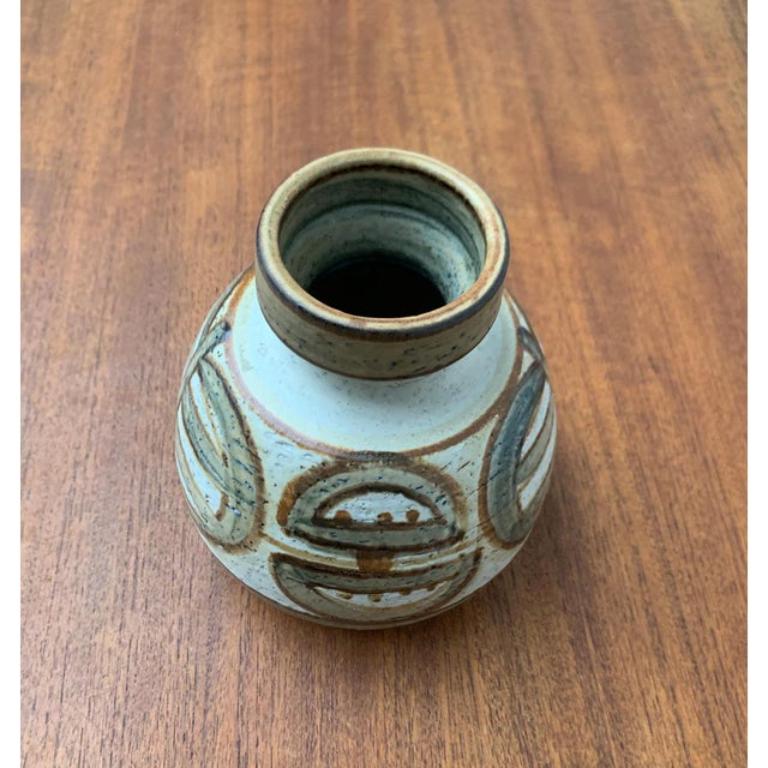 Vaso di Studio Pottery danese di metà secolo di Søholm, anni '60, in ottime condizioni. Progettato tra il 1960 e il 1969 Questo pezzo ha un marchio di attribuzione.

Informazioni aggiuntive:
Materiali: Ceramica
Stile: Medioevo Moderno
Paese di