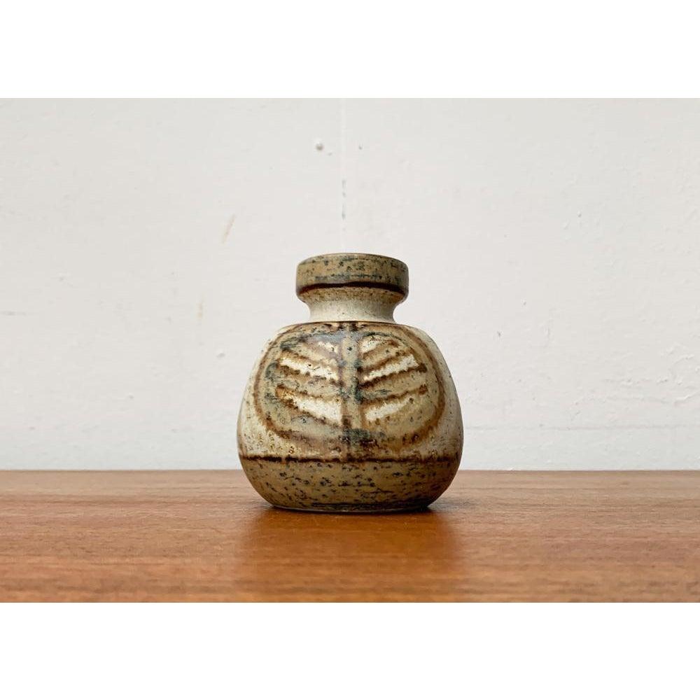 Vaso di Studio Pottery danese di metà secolo di Søholm, anni '60, in ottime condizioni. Progettato tra il 1960 e il 1969 Questo pezzo ha un marchio di attribuzione.

Informazioni aggiuntive:
Materiali: Ceramica
Colore: Beige
Stili: Medioevo