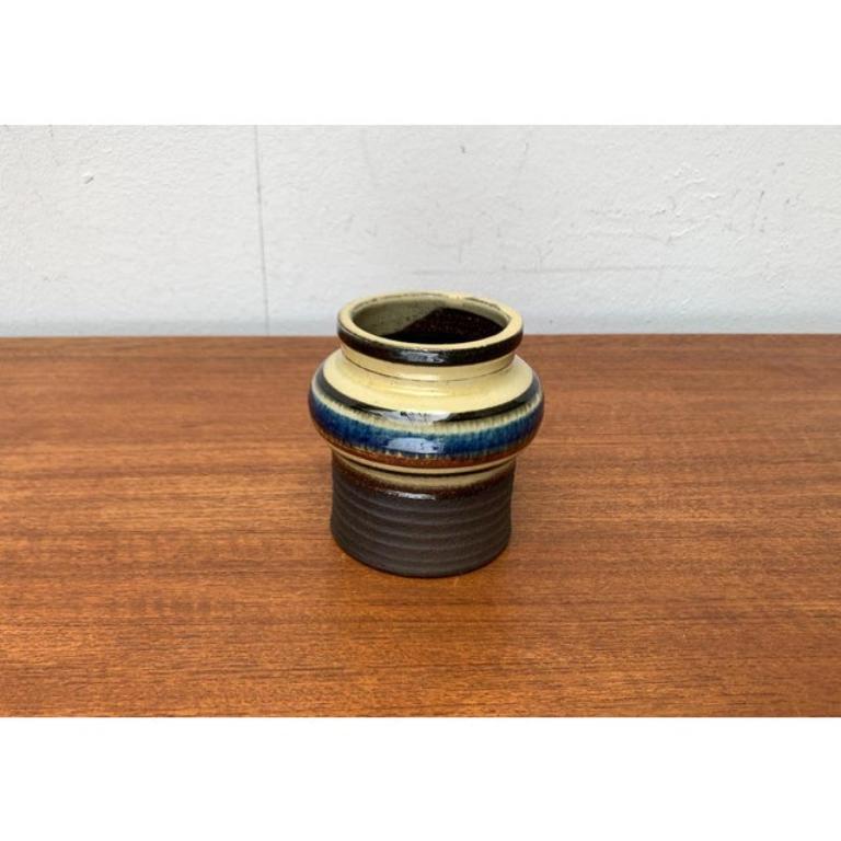 Vaso di Studio Pottery danese di metà secolo di Thomas Toft, anni '60, in ottime condizioni. Progettato dal 1960 al 1969.

Informazioni aggiuntive:
Materiale: Ceramica
Colore: Beige
Stili: Medioevo Moderno
Paese di origine: Danimarca
Tipo di