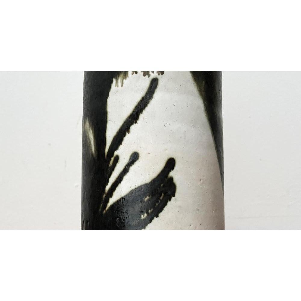 Vaso di Studio Pottery danese di metà secolo di Vinge, anni '60, in ottime condizioni. Progettato tra il 1960 e il 1969 Questo pezzo ha un marchio di attribuzione.

Informazioni aggiuntive:
Materiali: Ceramica
Colore: nero
Stili: Medioevo