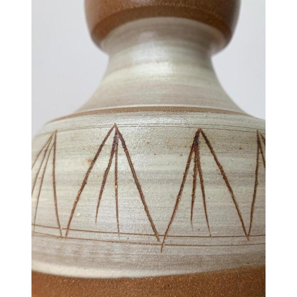 Vaso di Studio Pottery danese di metà secolo in gres di Noomi Backhausen per Søholm, anni '60, in ottime condizioni. Progettato tra il 1960 e il 1969 Questo pezzo ha un marchio di attribuzione.

Informazioni aggiuntive:
Materiali: Terracotta
Colore: