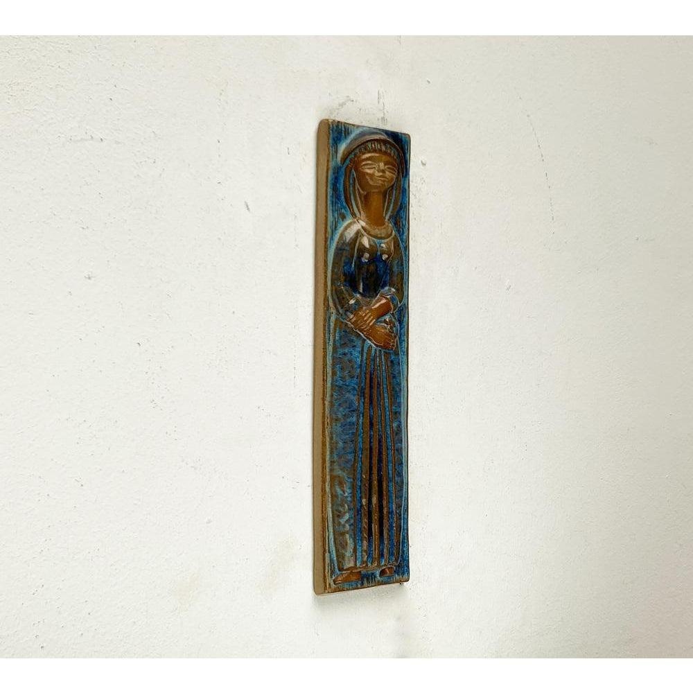 Dänische Studio-Keramik Wandtafel aus der Jahrhundertmitte von Marianne Stark für Michael Andersen, 1960er Jahre, in sehr gutem Zustand. Entworfen 1960 bis 1969 Dieses Stück hat ein Zuordnungszeichen, ich bin sicher, dass es völlig authentisch ist