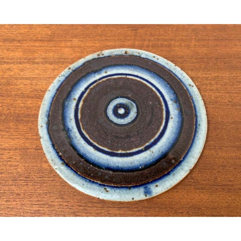 Mid-Century Danish Studio Pottery Wall Plaque Plate by Helle Allpass, Danmark, 1960s, in Very Good conditions. Designed 1960 to 1969 This piece has an attribution mark.

Additional information:
Materials: Ceramic
Style: Mid-Century Modern
Country of