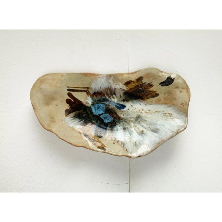 Dänischer Studio-Keramik-Wandteller aus der Jahrhundertmitte von Bent Stubbe Teglbjaerg, 1960er Jahre, in sehr gutem Zustand. Entworfen 1960 bis 1969 Dieses Stück hat eine Zuordnungsmarke.

Zusätzliche Informationen:
MATERIALIEN: Keramik
Stil: