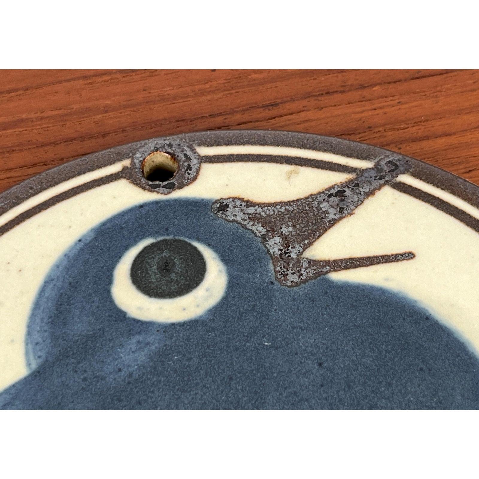 Dänischer Studio-Keramik-Wandteller mit Vogelmotiv von Erling & Karin Heerwagen, 1976, in sehr gutem Zustand. Entworfen 1970 bis 1979 Dieses Stück hat eine Zuordnungsmarke.

Zusätzliche Informationen:
MATERIALIEN: Keramik
Farbe: Beige
Stile: Moderne