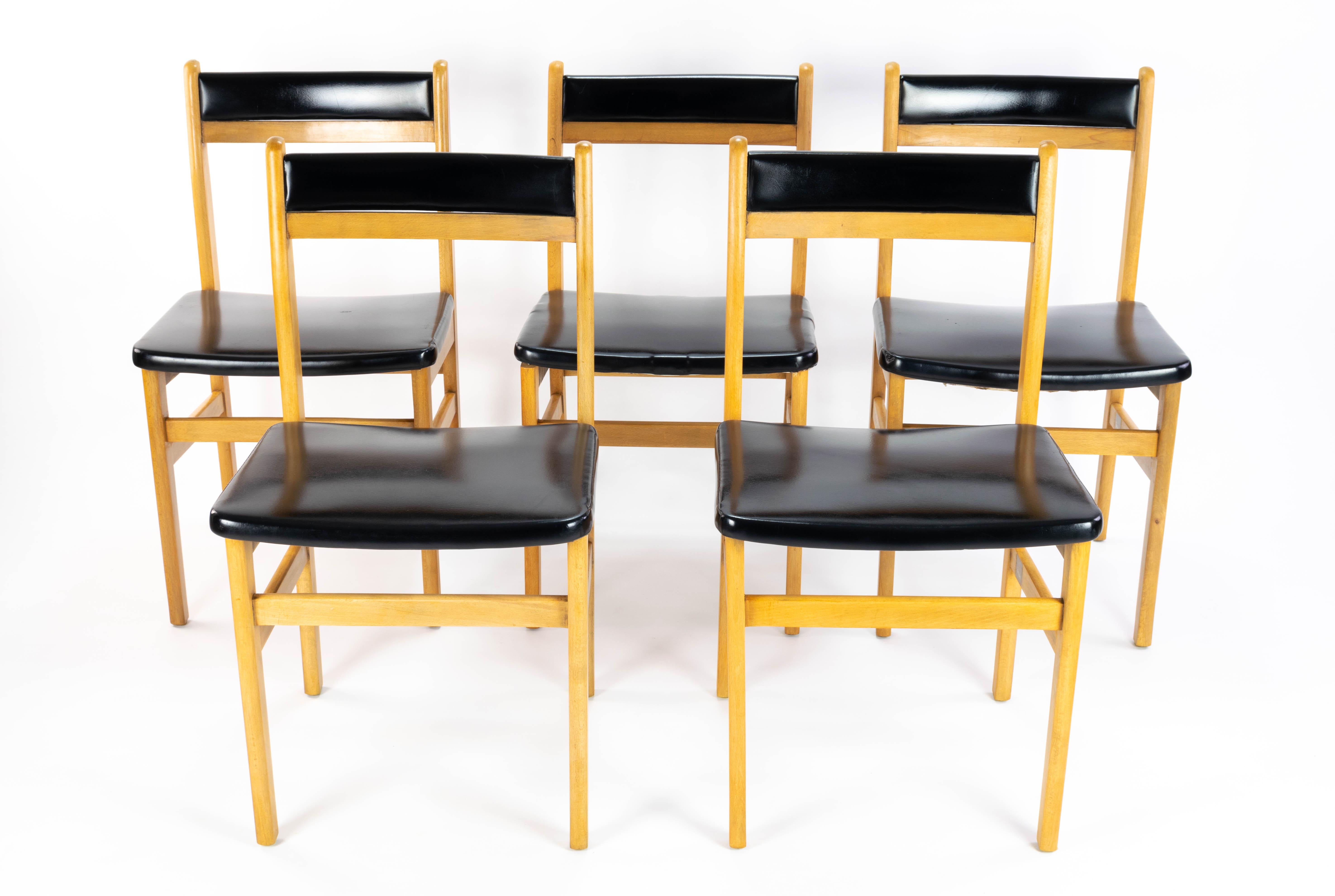Set of five chairs from Mocholi. Model of the Valencian brand with clear Nordic influence. Structure in beech wood and upholstered in black skay. The old varnish has been removed, it has been hydrated and finished with rubber band keeping the seal