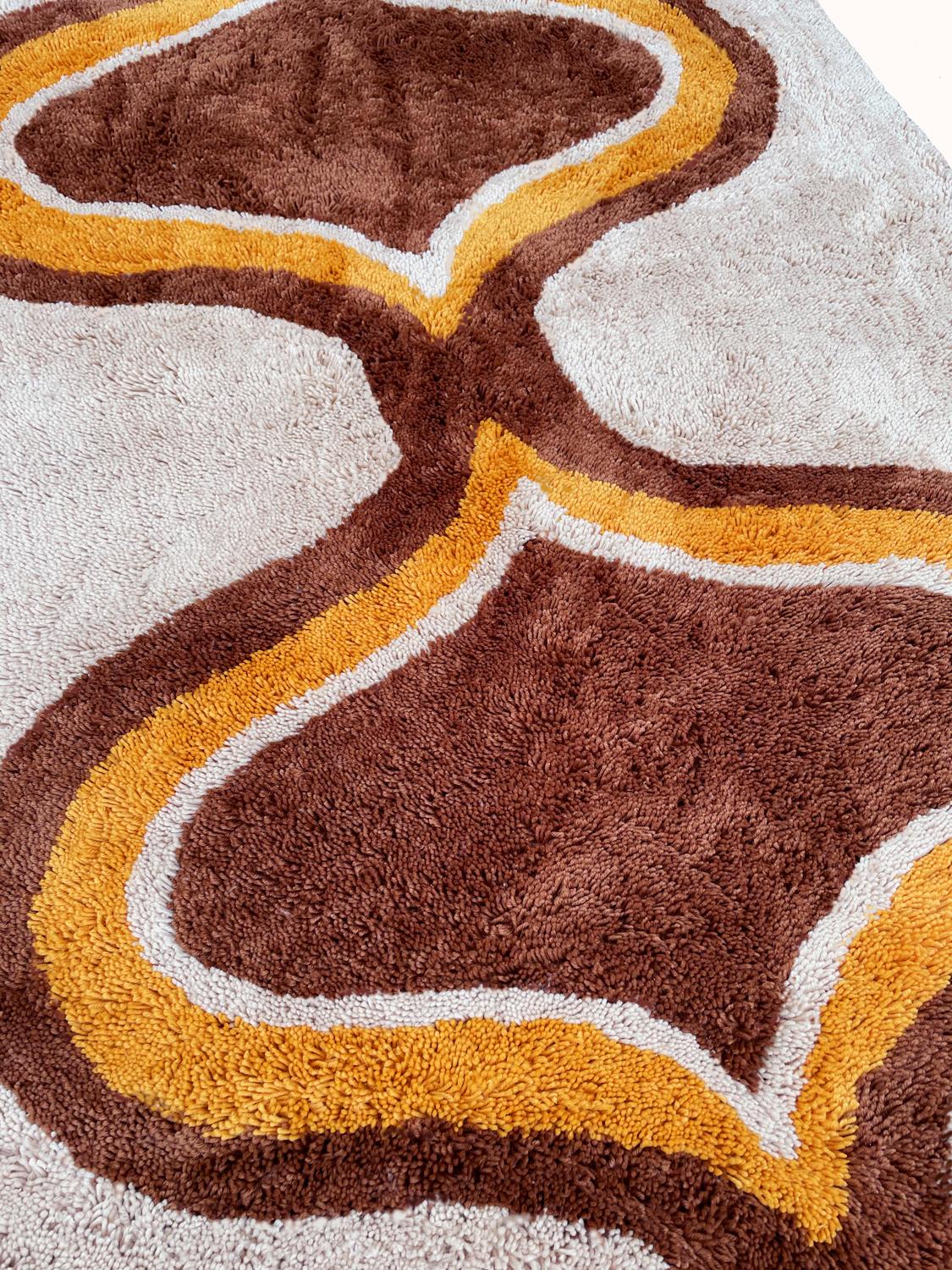 Rya-Teppich im dänischen Mid-Century-Stil mit modernem Design in Gelb und Braun  im Zustand „Neu“ im Angebot in Philadelphia, PA