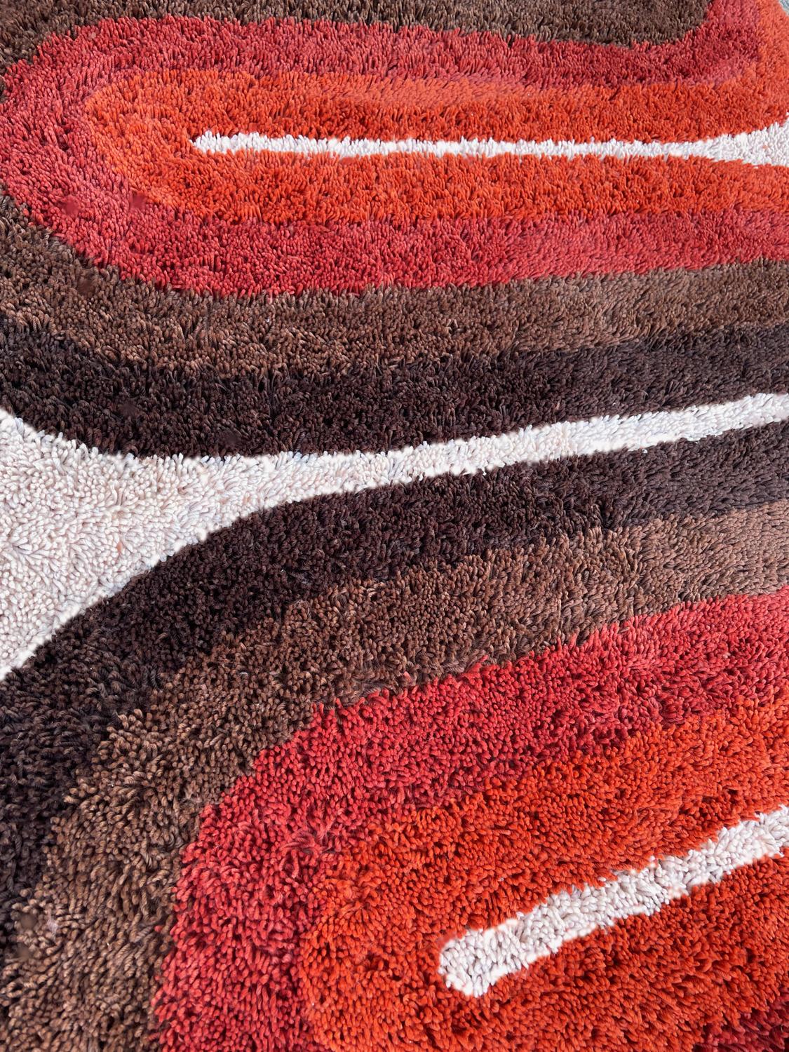 Rya-Teppich im dänischen Mid-Century-Stil in Rot & Orange mit modernem Wave-Design im Zustand „Neu“ im Angebot in Philadelphia, PA