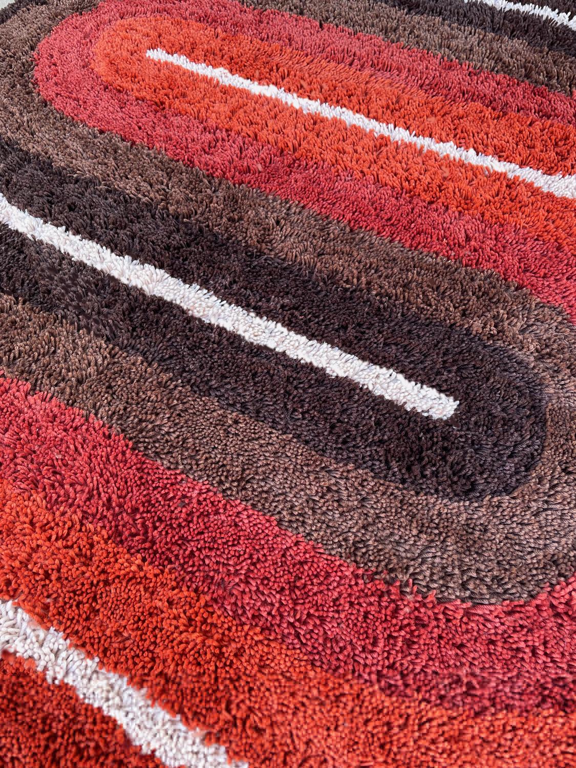 Rya-Teppich im dänischen Mid-Century-Stil in Rot & Orange mit modernem Wave-Design (Wolle) im Angebot