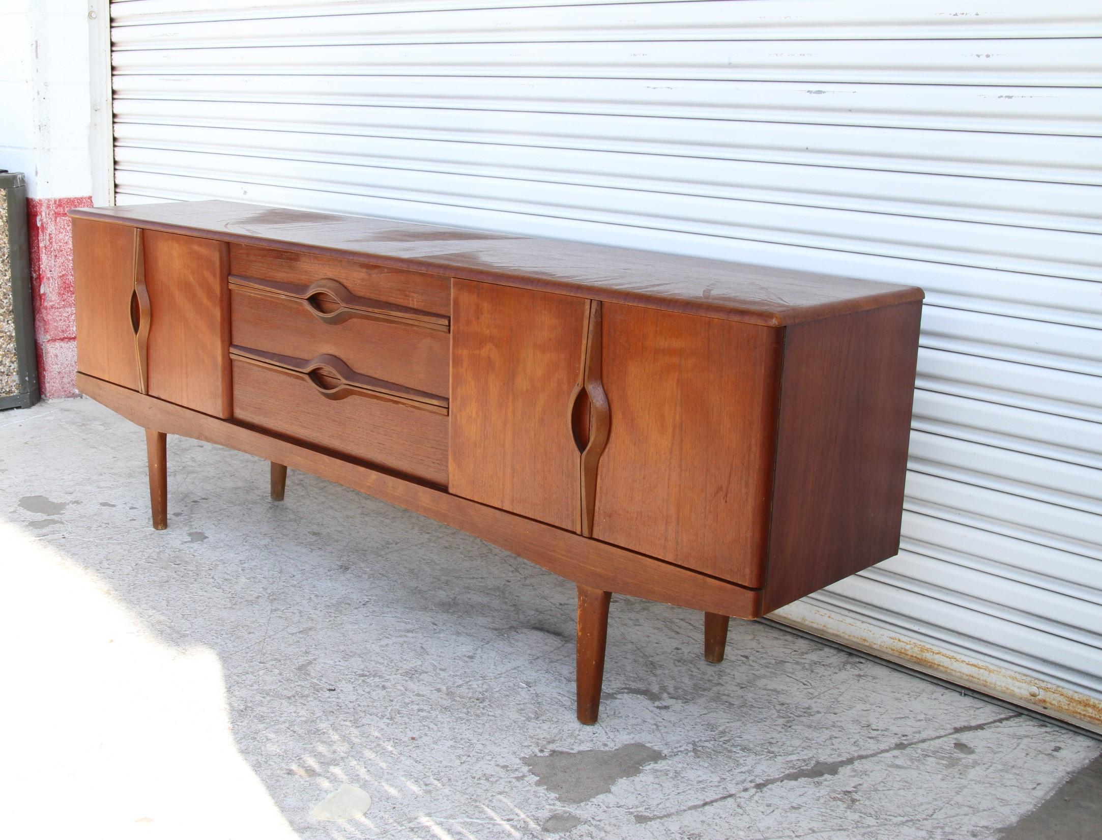 Mid Century English Walnut Credenza 1960s In Good Condition For Sale In Pasadena, TX