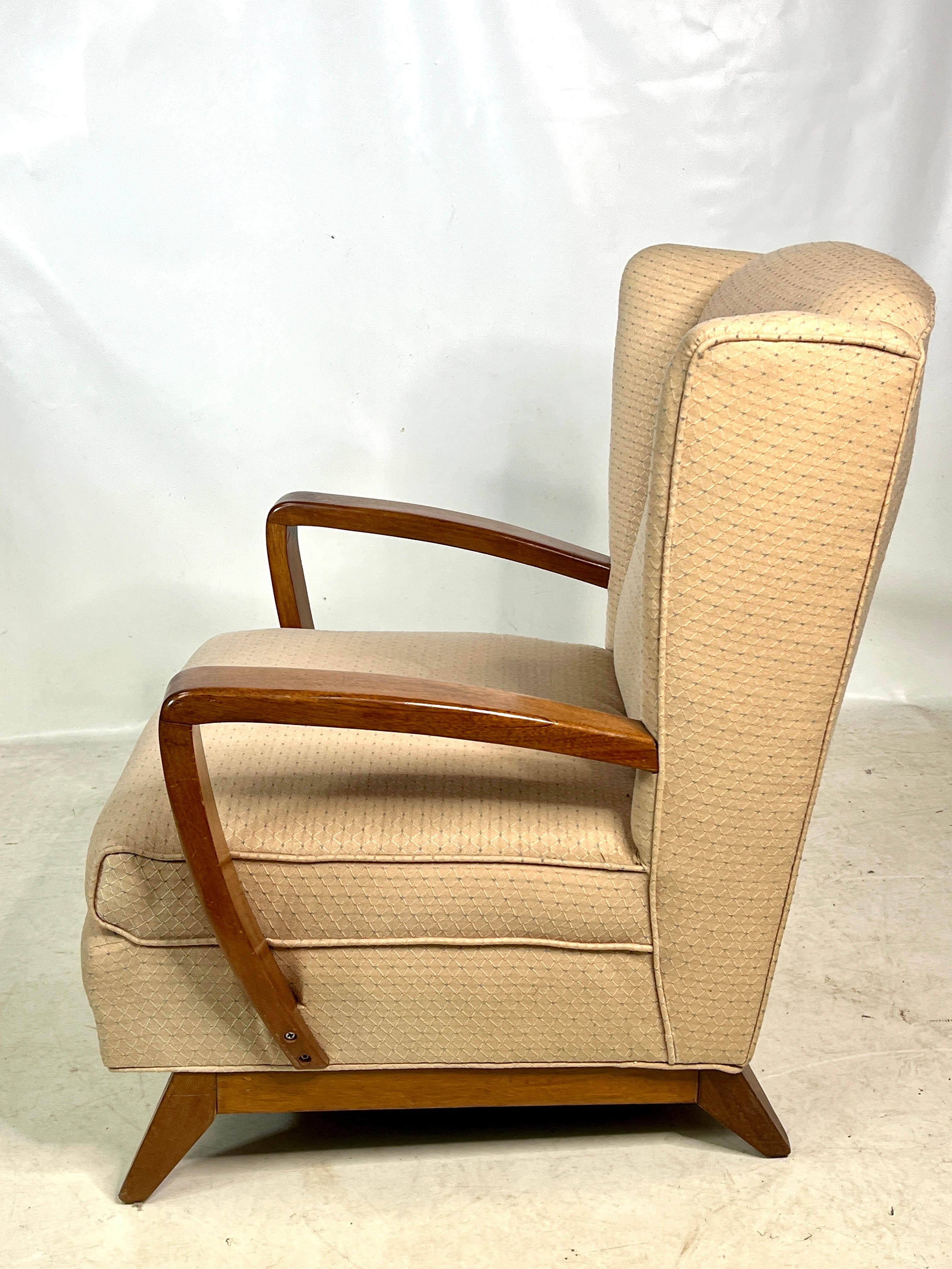 For sale is this very nice vintage wingback arm chair. The chair has a great design and is very comfortable
