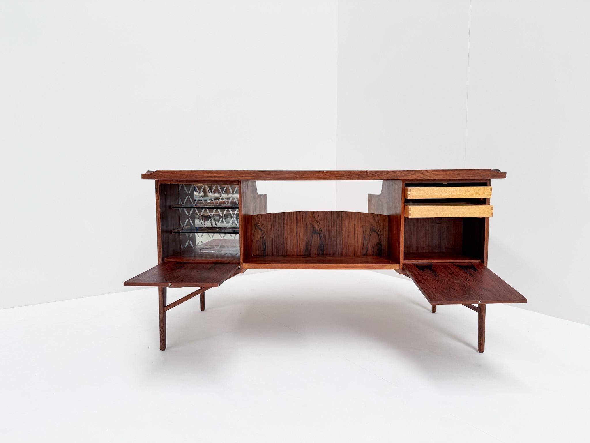 Escritorio danés de mediados de siglo Svend Aage Madsen de palisandro - Años 60 Palo de rosa en venta