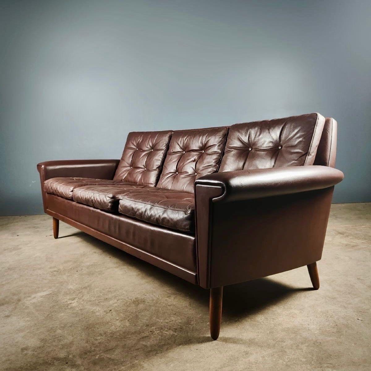 New Stock ✅

Mid Century Danish Svend Skipper Three Seater Sofa Tan Brown Leather Vintage Retro MCM

A very stylish Danish 1960s three seater sofa, designed by Svend Skipper and manufactured by Skipper Møbler. 

The sofa is upholstered in genuine