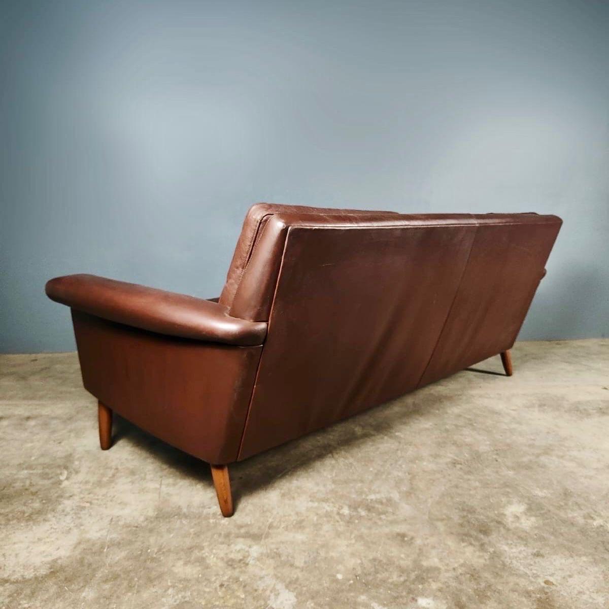 Mid Century Danish Svend Skipper Three Seater Sofa Tan Brown Leather Vintage In Excellent Condition In Cambridge, GB
