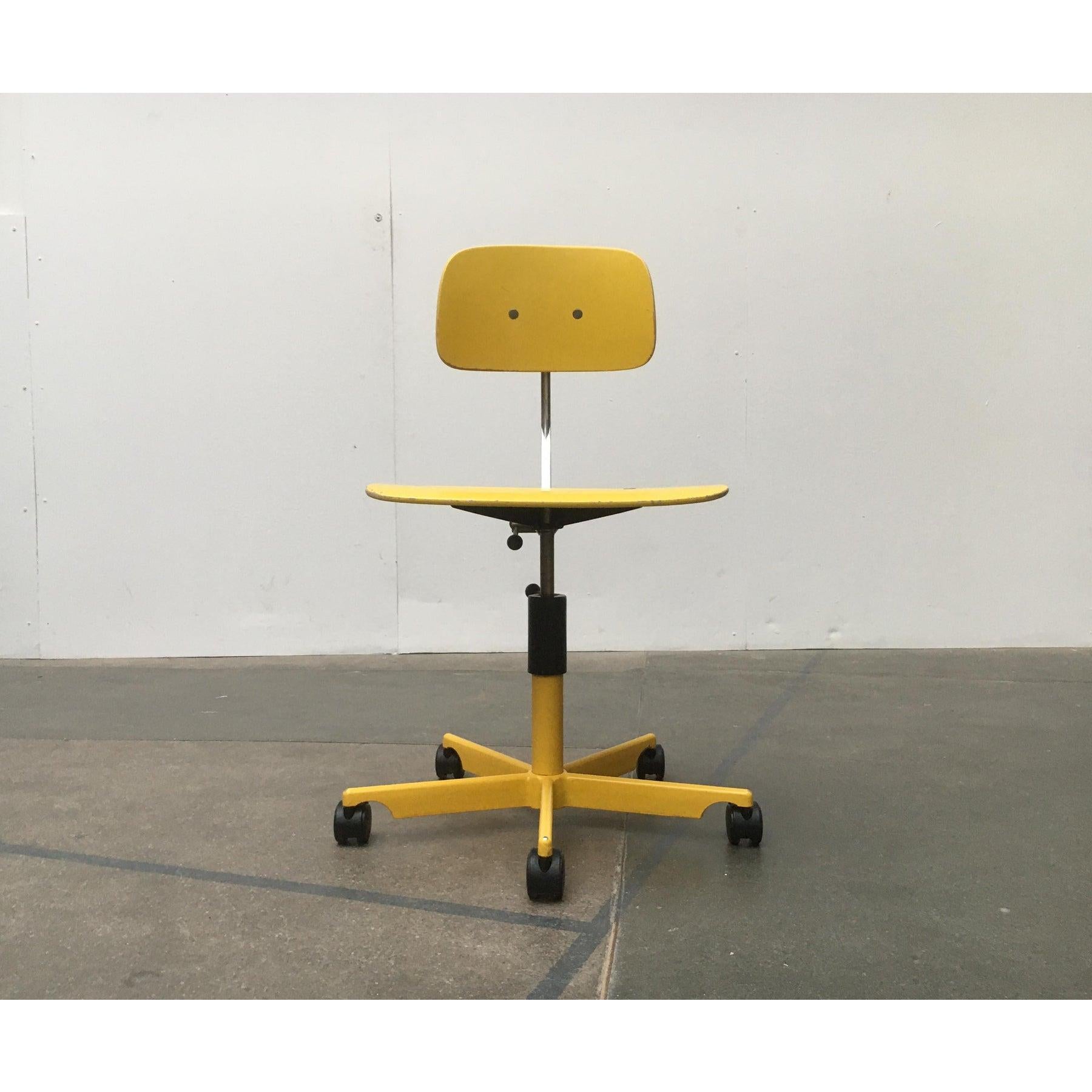 La classica sedia da architetto di Kevi in un colore speciale.

Ciò che rende speciale questa sedia è la sua semplicità. Nessuna imbottitura, nessuna regolazione. Una sedia solida per il lavoro. Senza fronzoli o prestazioni inutili. Il design si