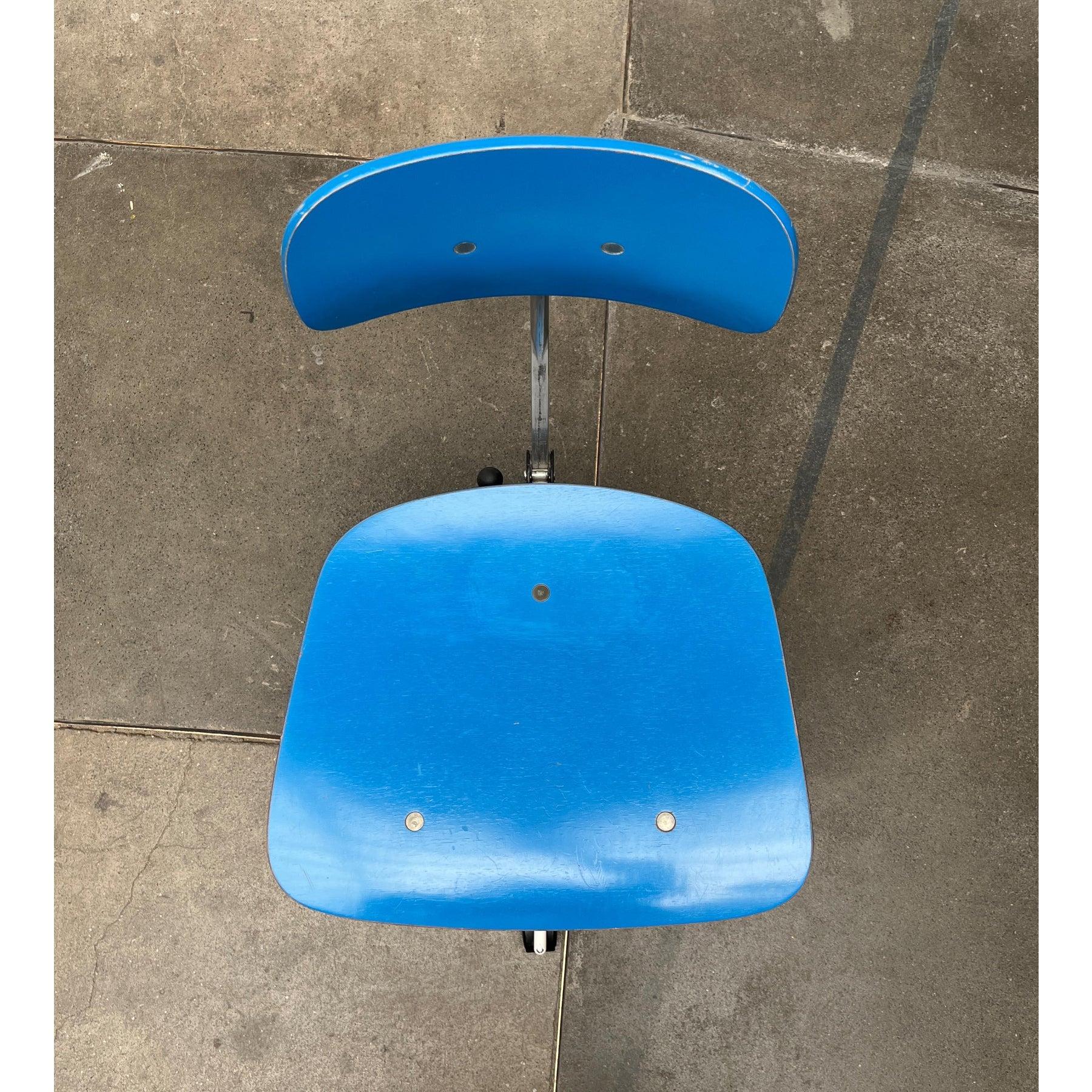 Der klassische Architektenstuhl von Kevi (Fritz Hansen) in einer besonderen Farbe.

Das Besondere an diesem Stuhl ist seine Schlichtheit. Keine Polsterung, keine endlosen Einstellmöglichkeiten. Ein solider Stuhl für die Arbeit. Ohne zusätzlichen