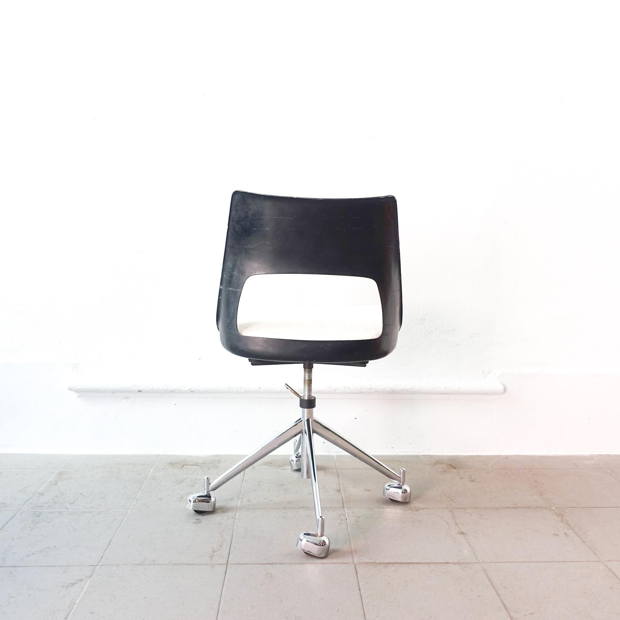 Mid-Century Modern Mid-Century Danish Swivel Chair, Model KK-1A, by Kay Korbing for Fibrex Denmark
