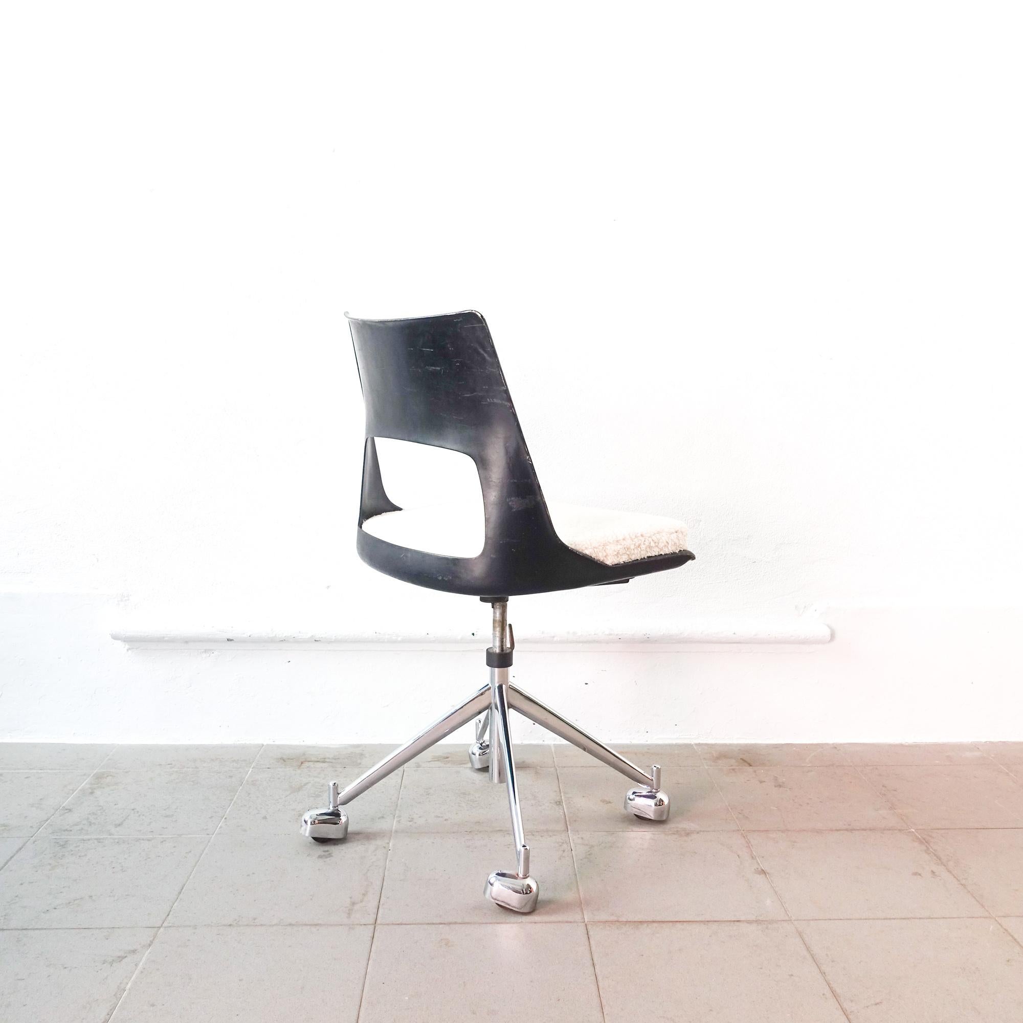 Mid-Century Danish Swivel Chair, Model KK-1A, by Kay Korbing for Fibrex Denmark In Good Condition In Lisboa, PT