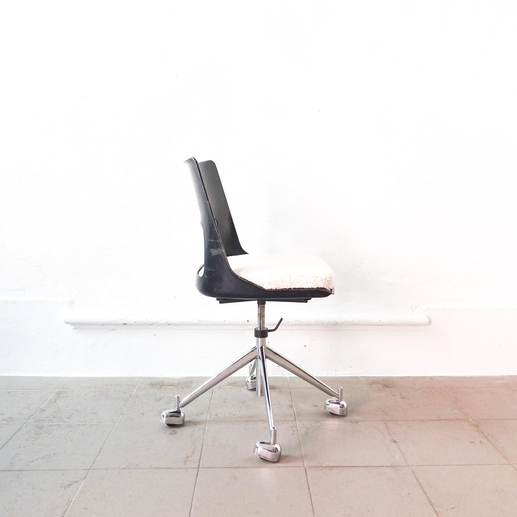 Mid-20th Century Mid-Century Danish Swivel Chair, Model KK-1A, by Kay Korbing for Fibrex Denmark