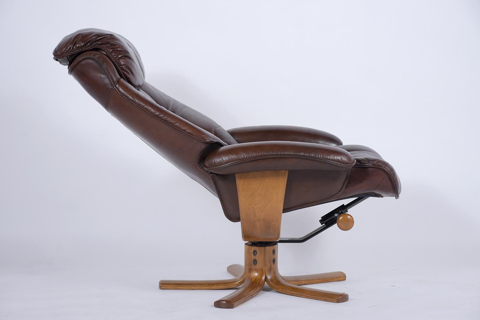 1980s Danish Leather Lounge Chair & Ottoman Set - Vintage Elegance For Sale 1