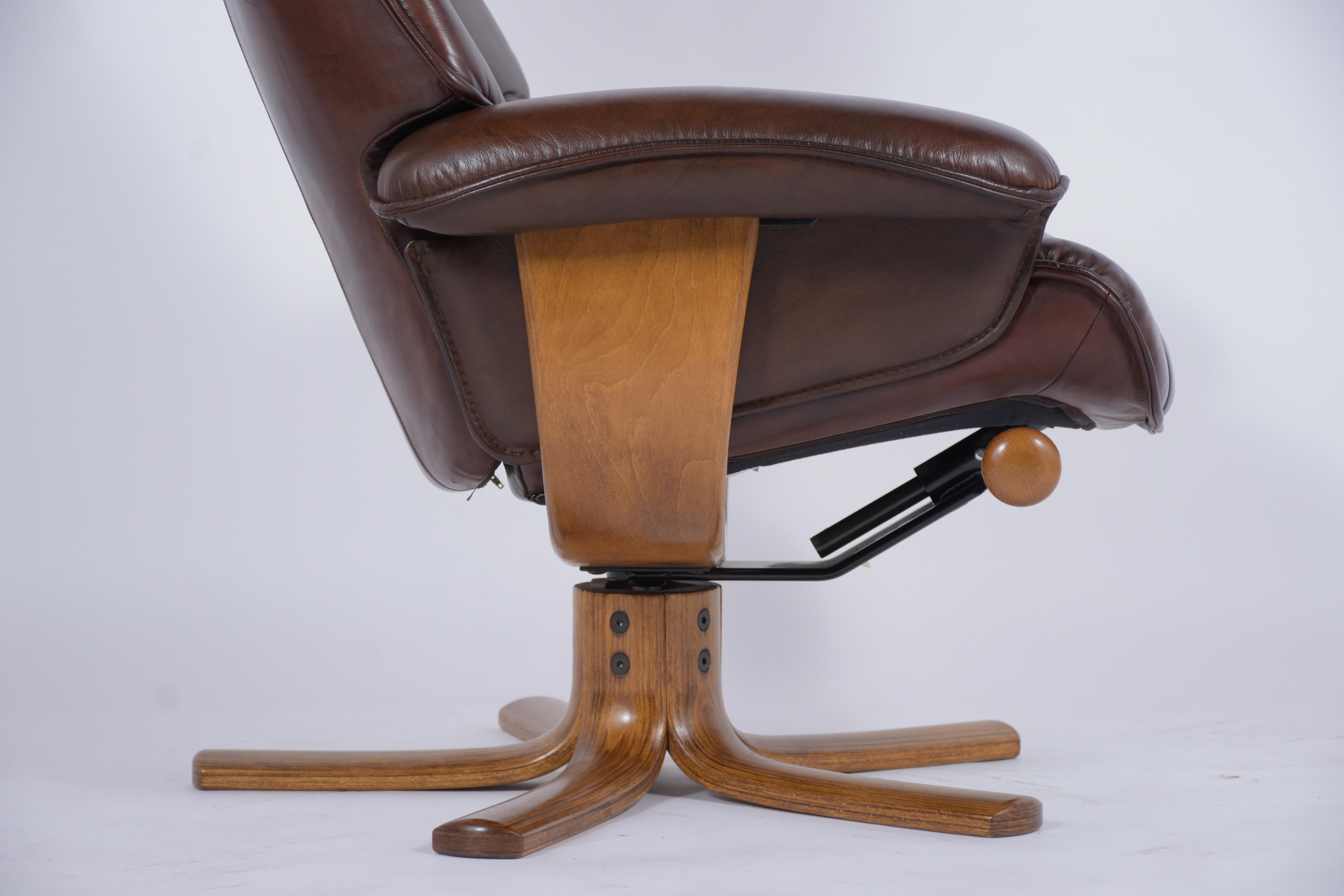 1980s Danish Leather Lounge Chair & Ottoman Set - Vintage Elegance For Sale 2
