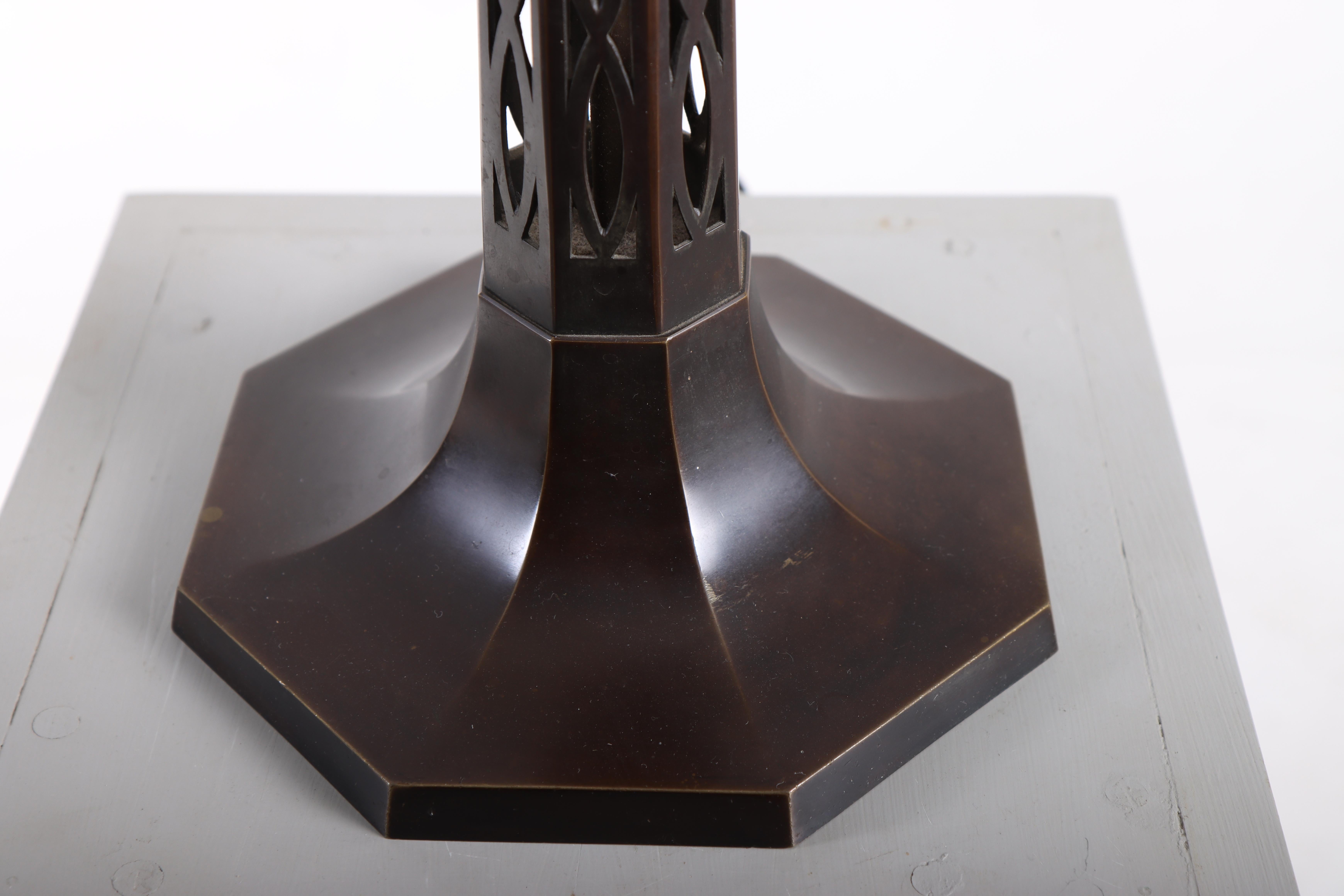 Lámpara de mesa danesa de mediados de siglo en latón, años 1950 Latón en venta