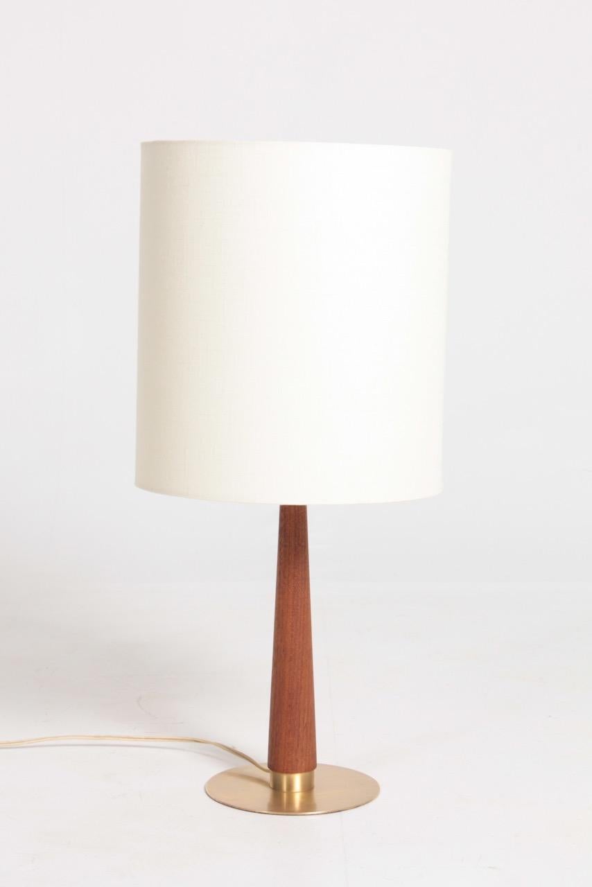 Lámpara de mesa decorativa de latón diseñada y fabricada en Dinamarca. Gran estado original.
