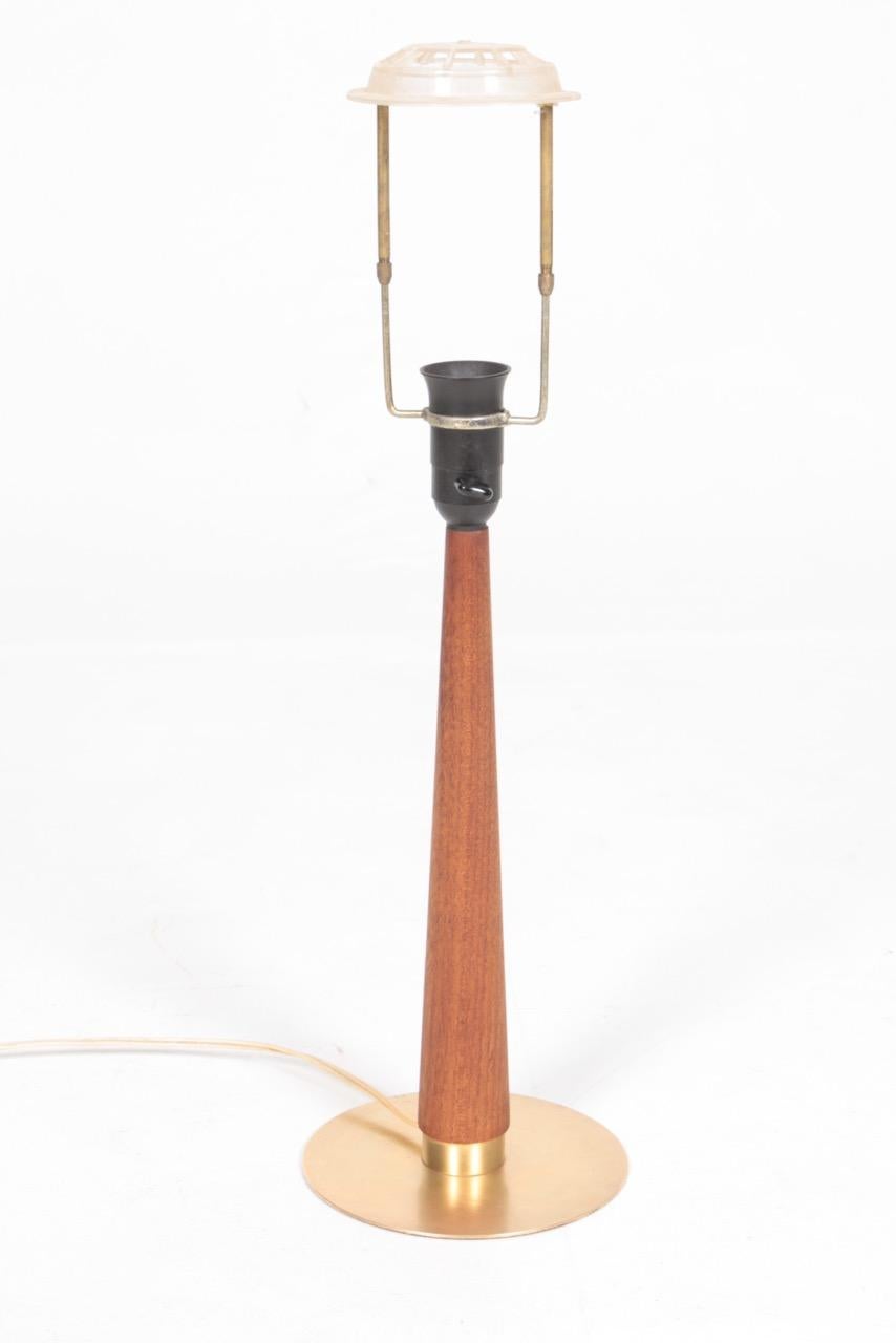 Lámpara de mesa danesa de mediados de siglo en latón y teca, años 50 en Bueno estado para la venta en Lejre, DK