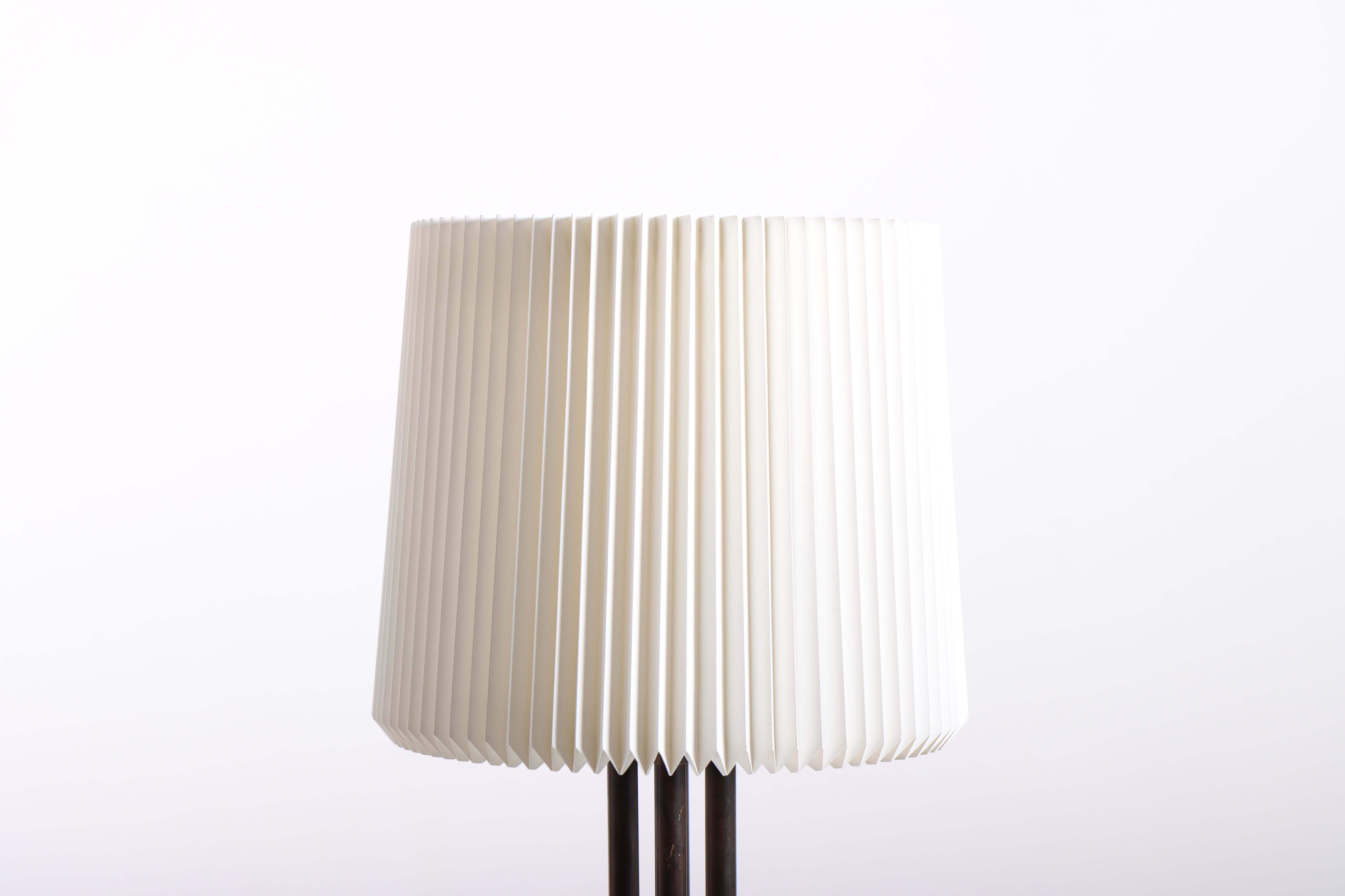 Mid-Century Danish Table Lamp in Brass with Le Klint Shade, 1950s In Good Condition For Sale In Lejre, DK