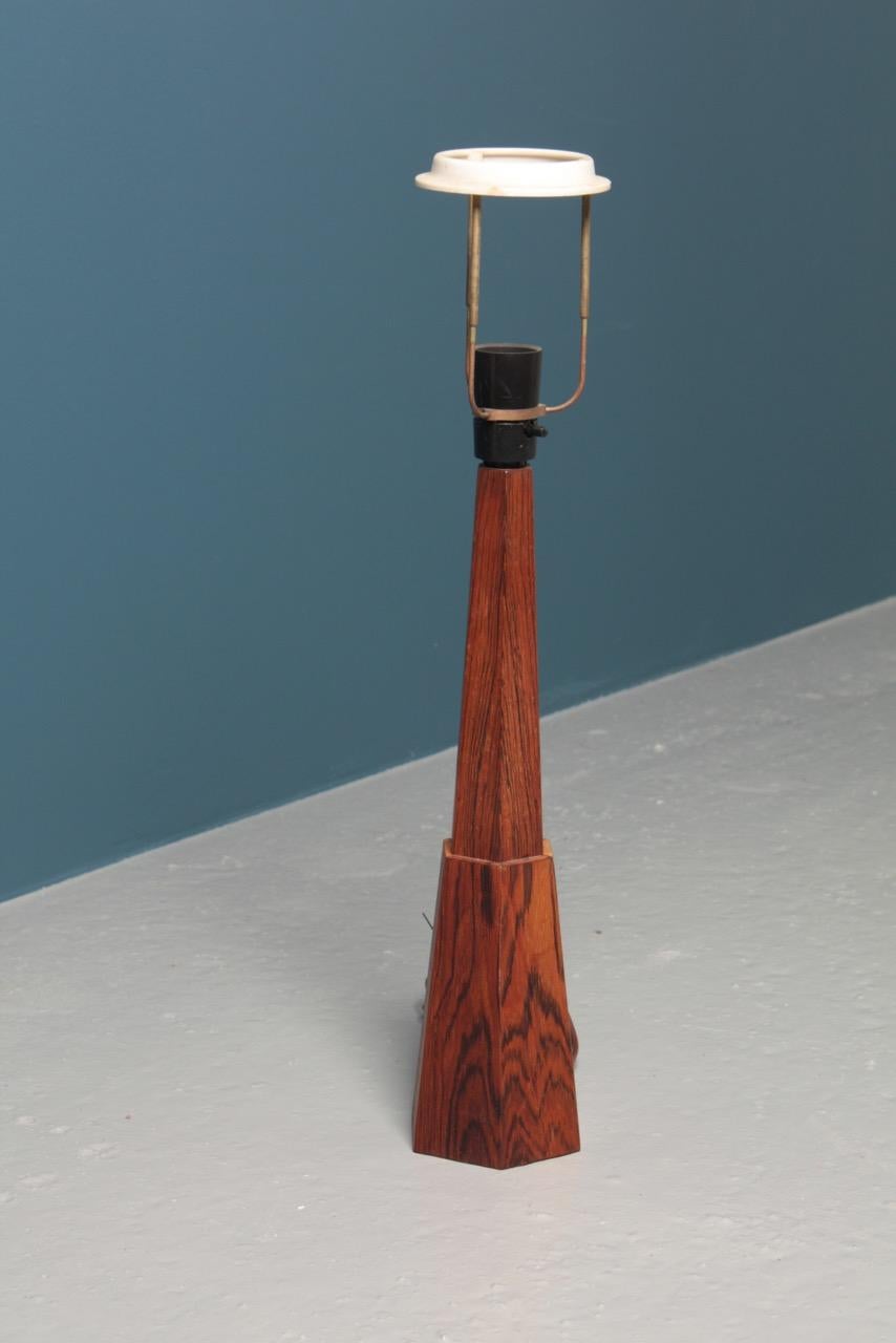 Scandinave moderne Lampe de table danoise en bois de rose:: années 1950 en vente