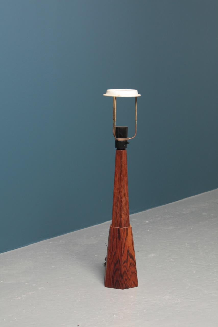 Danois Lampe de table danoise en bois de rose:: années 1950 en vente