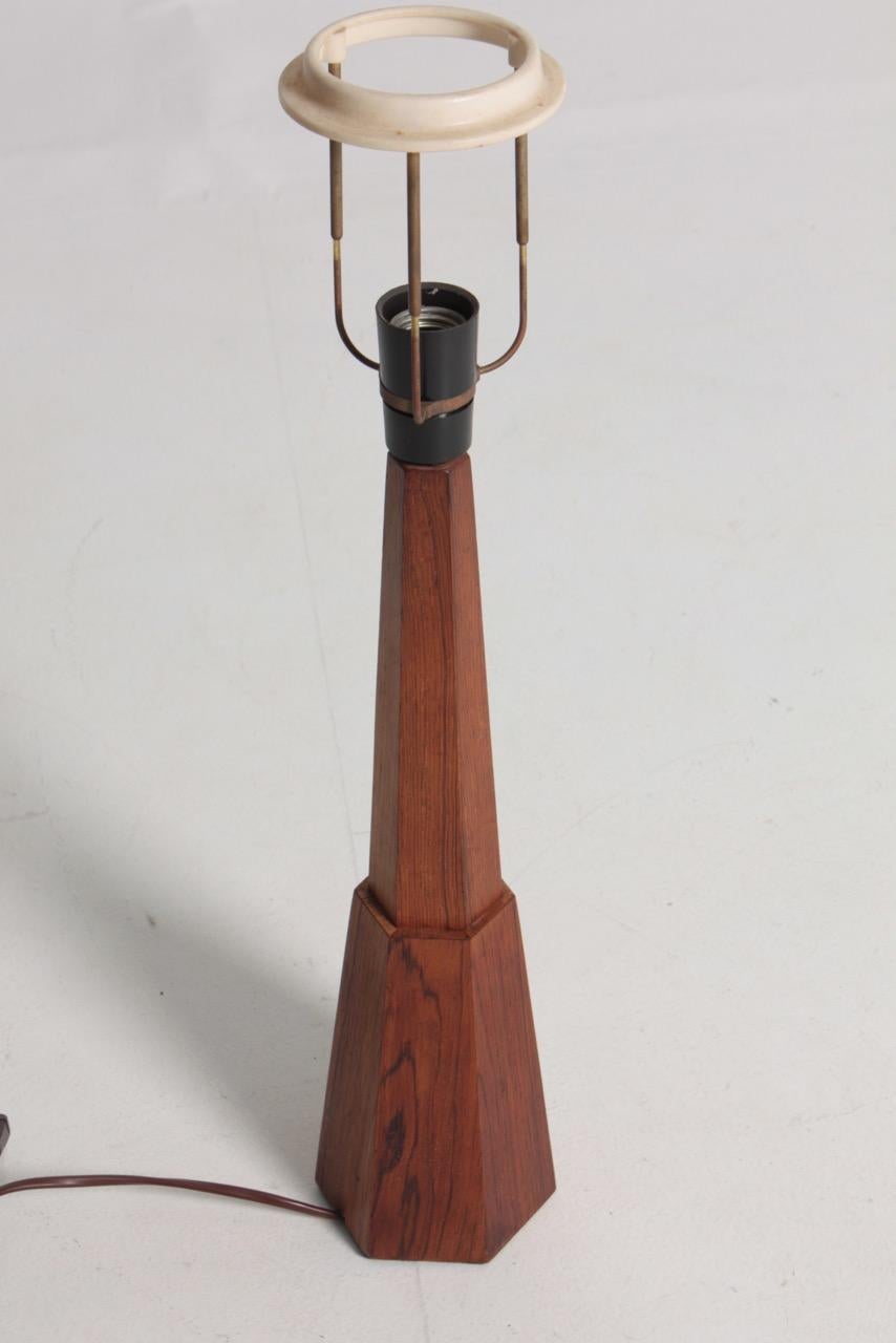 Milieu du XXe siècle Lampe de table danoise en bois de rose:: années 1950 en vente