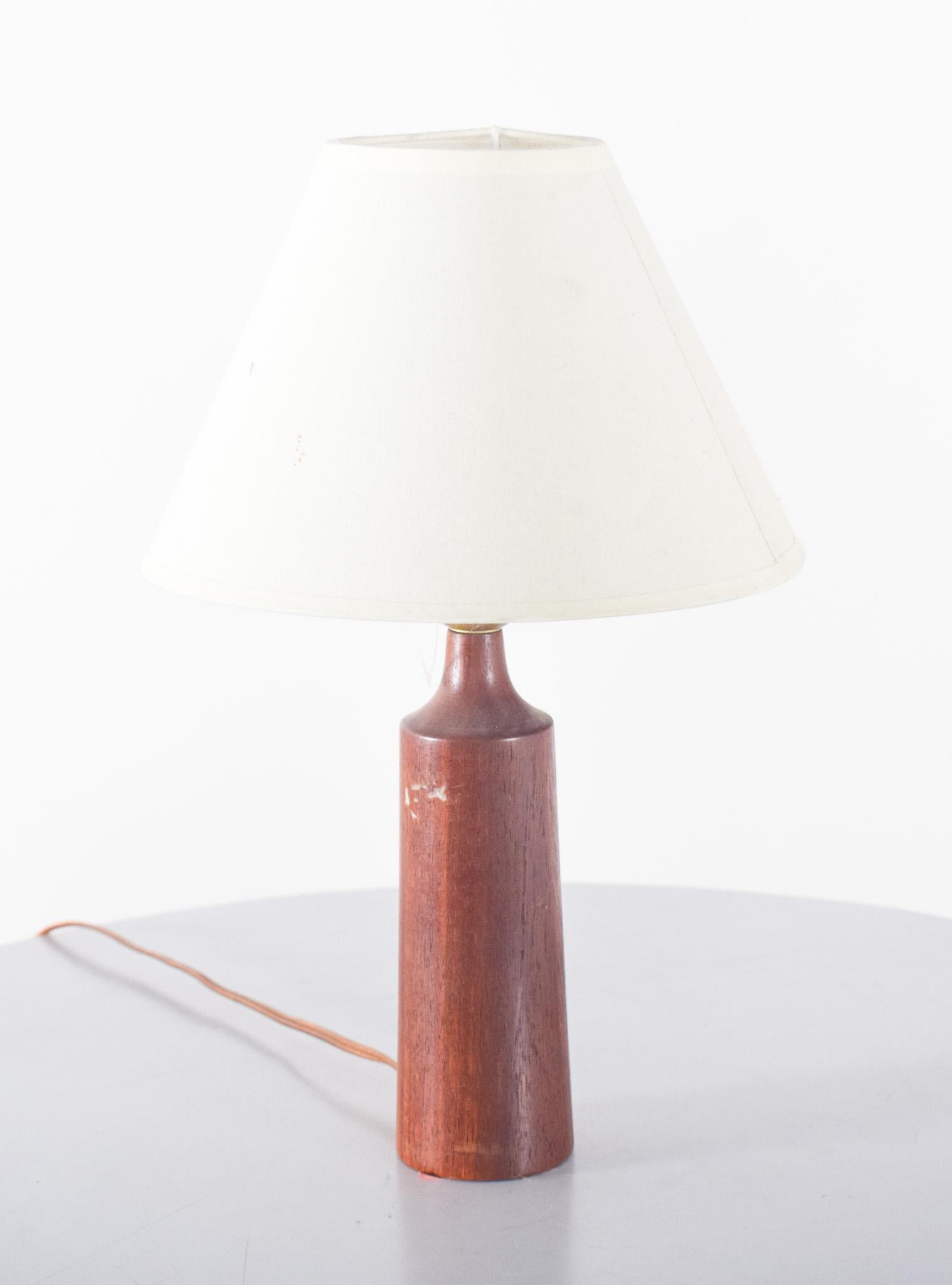 Mid-Century Danish Table Lamp in Teak In Good Condition For Sale In Lisboa, Lisboa