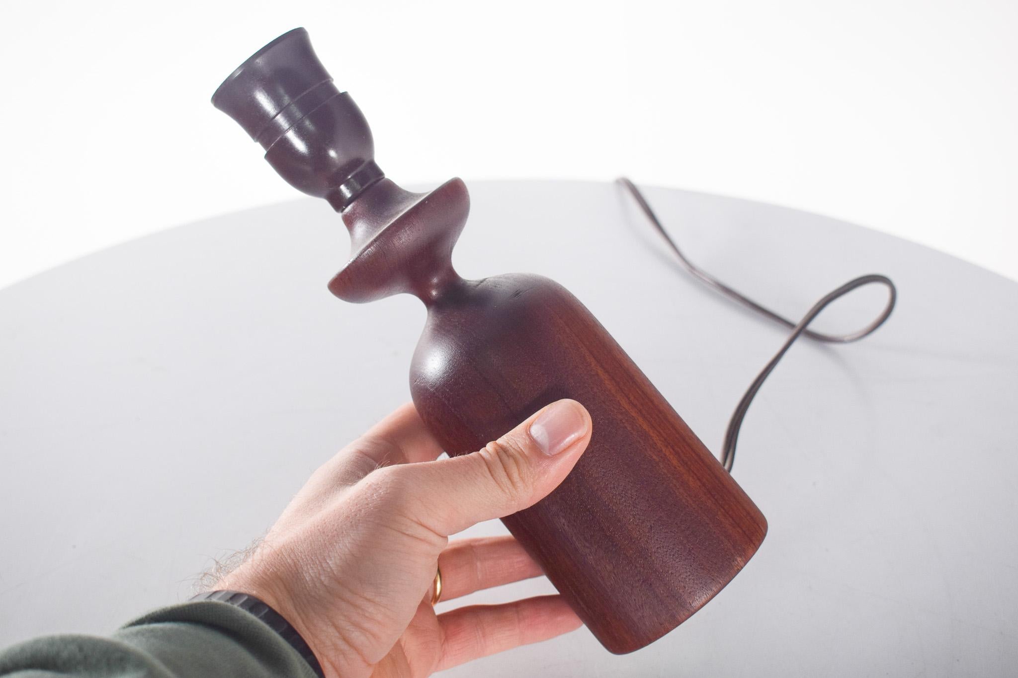 Lámpara de mesa danesa de mediados de siglo en madera de teca Danés en venta