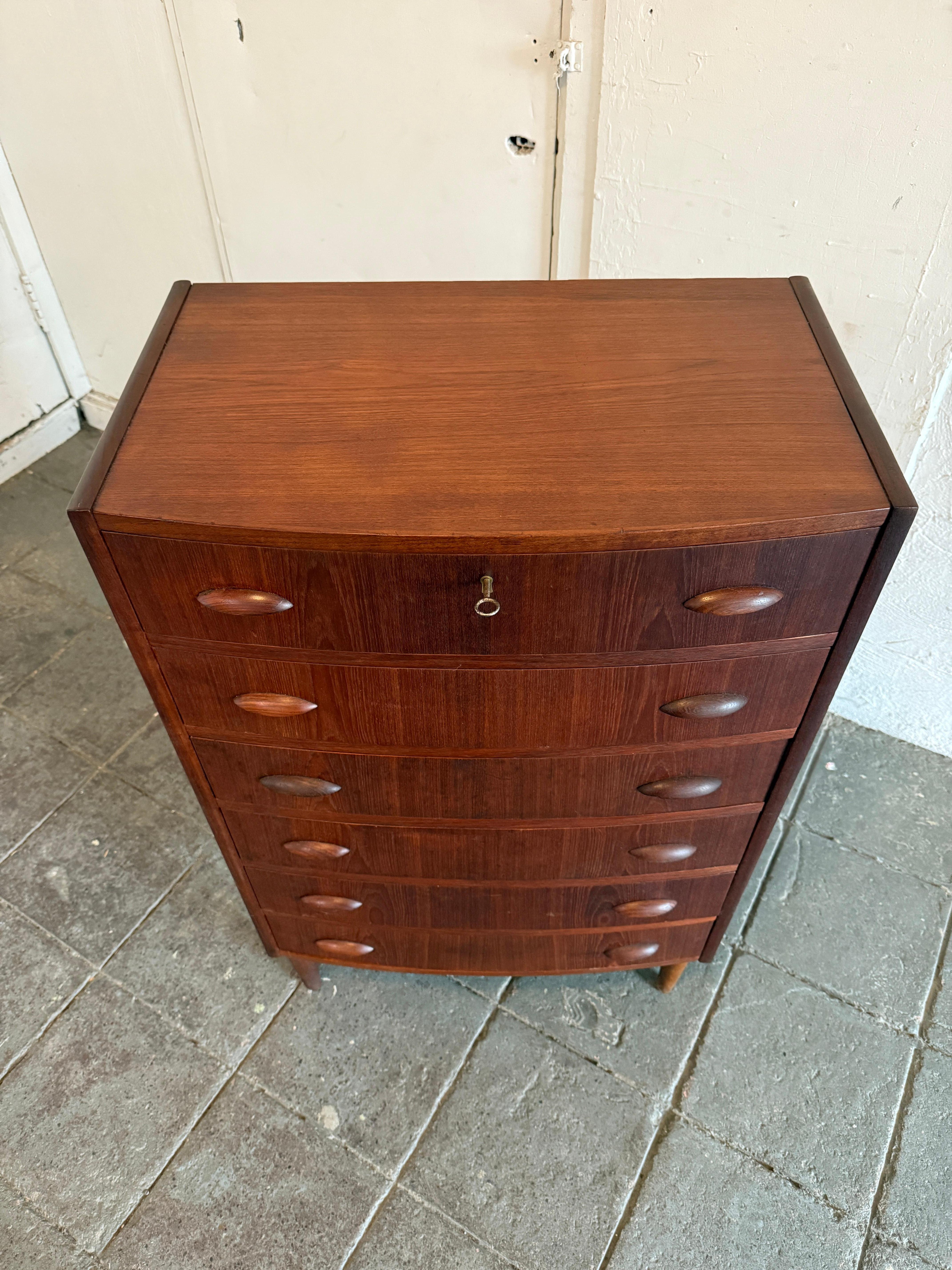 Mid century danish tall teak round front 6 drawer dresser with key In Good Condition For Sale In Brooklyn, NY