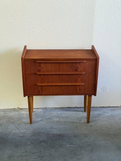 Cómoda danesa de teca de mediados de siglo con 3 cajones, cómoda pequeña escandinava vintage de los años 60