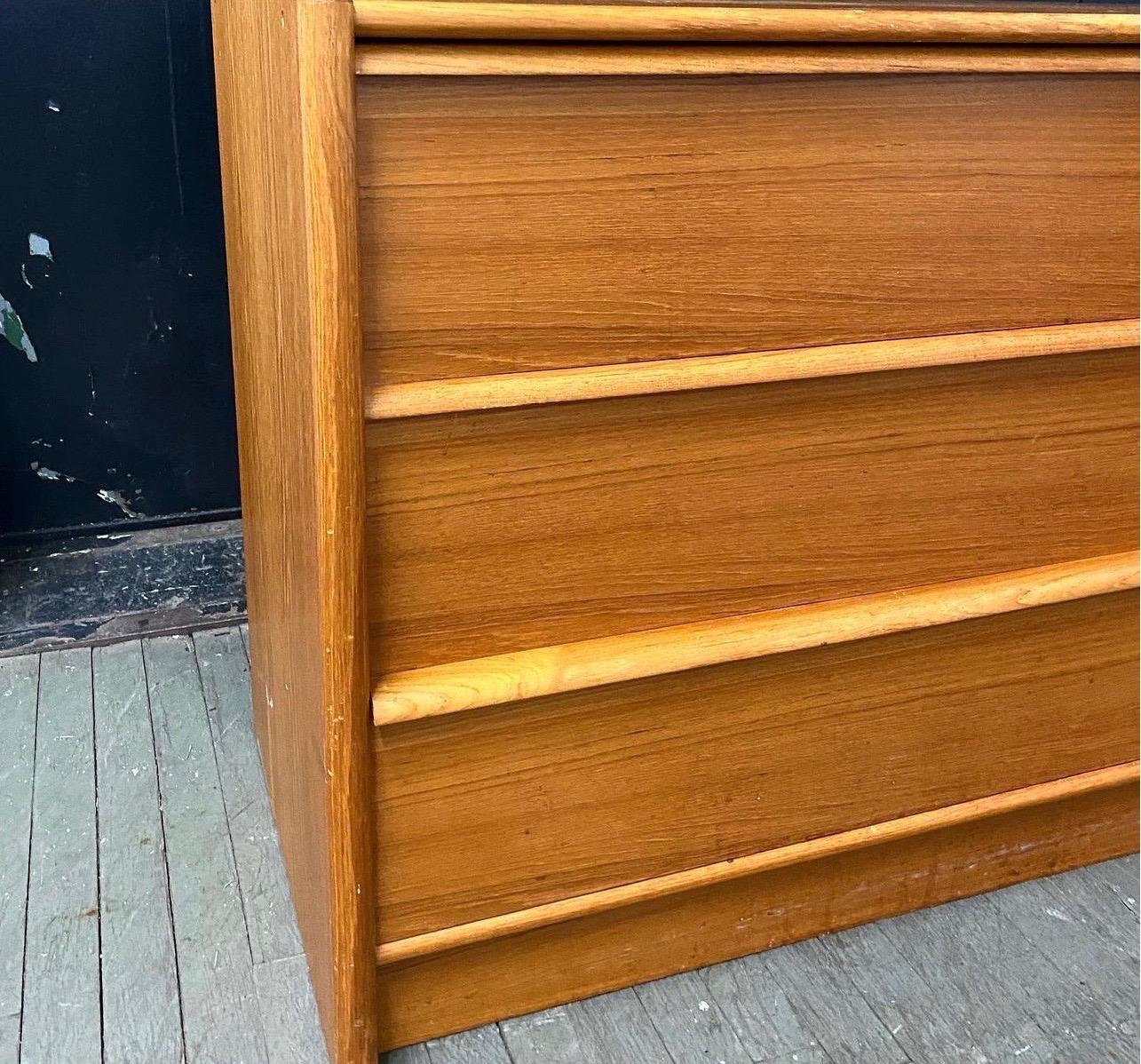 Mid Century Danish Teak 6 Drawer Dresser by JESPER 

Absolutely stunning solid teak wood dresser by JESPER. Stickers attached from manufacturer. In beautiful condition! One small chip to the base as photographed. Two of the inner drawers have minor