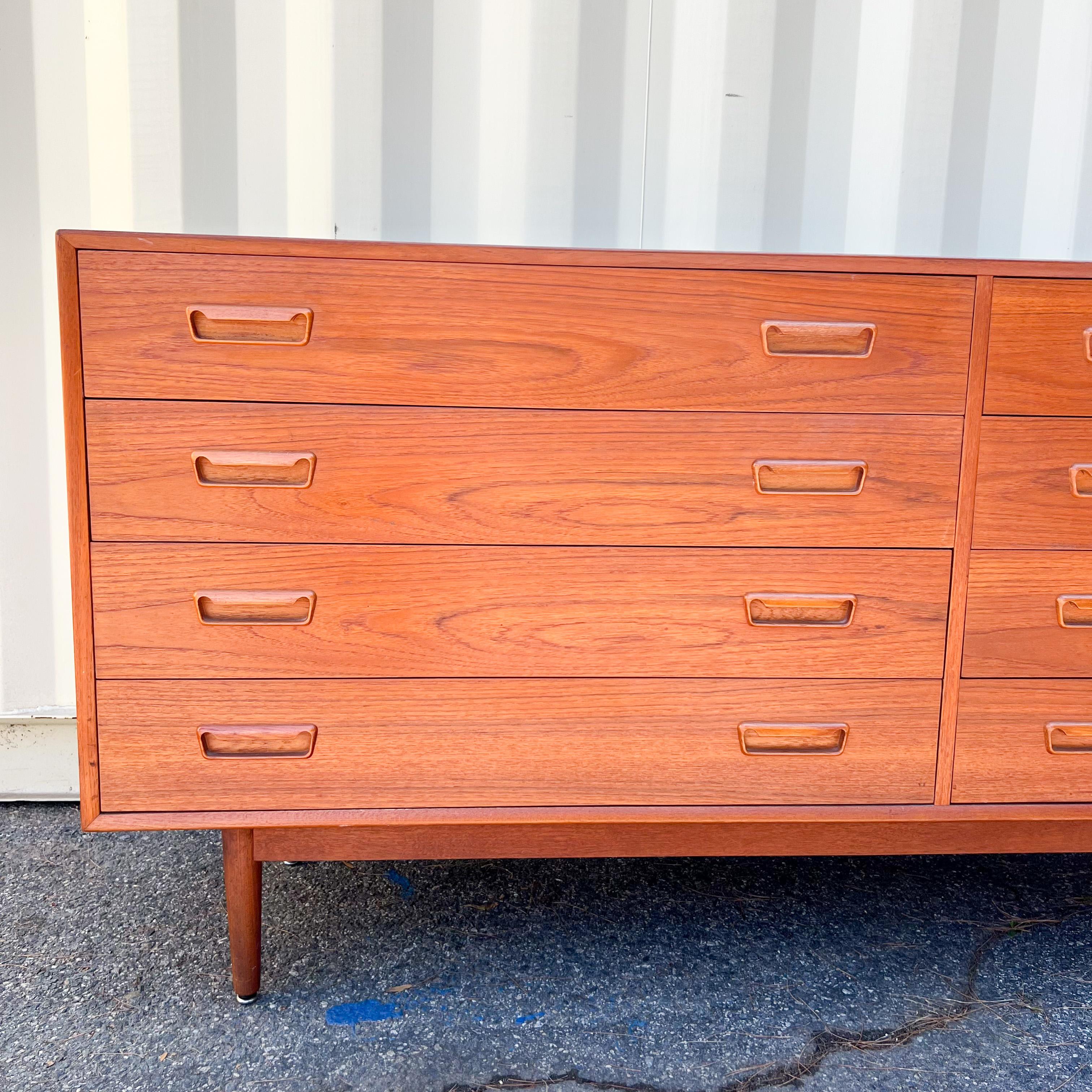 Mid Century Danish Teak 8 Drawer Dresser with Sculpted Drawer Pulls In Fair Condition In Asheville, NC