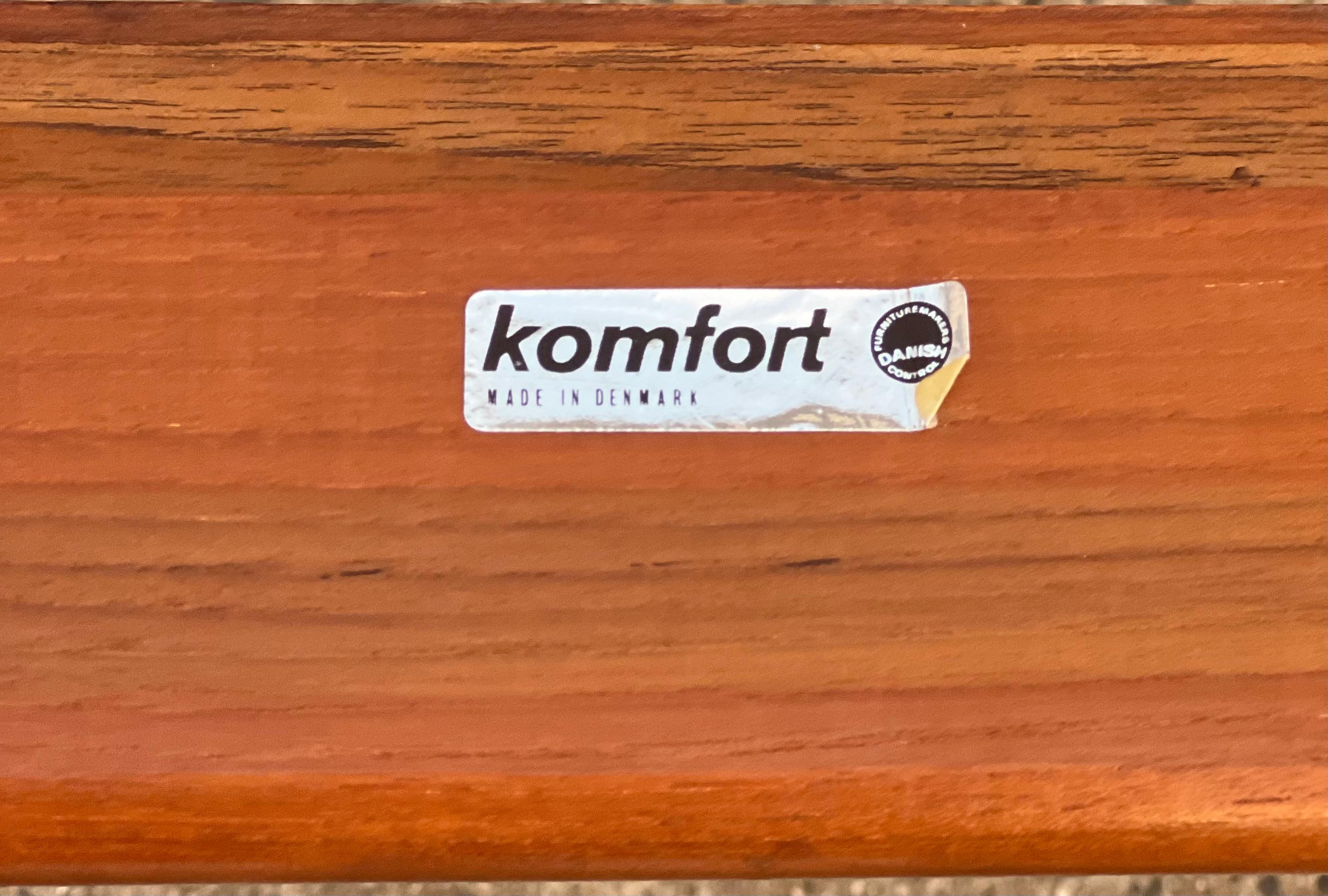 Dnischer Couchtisch aus Teakholz und Rauchglas von Komfort aus der Mitte des Jahrhunderts im Angebot 5