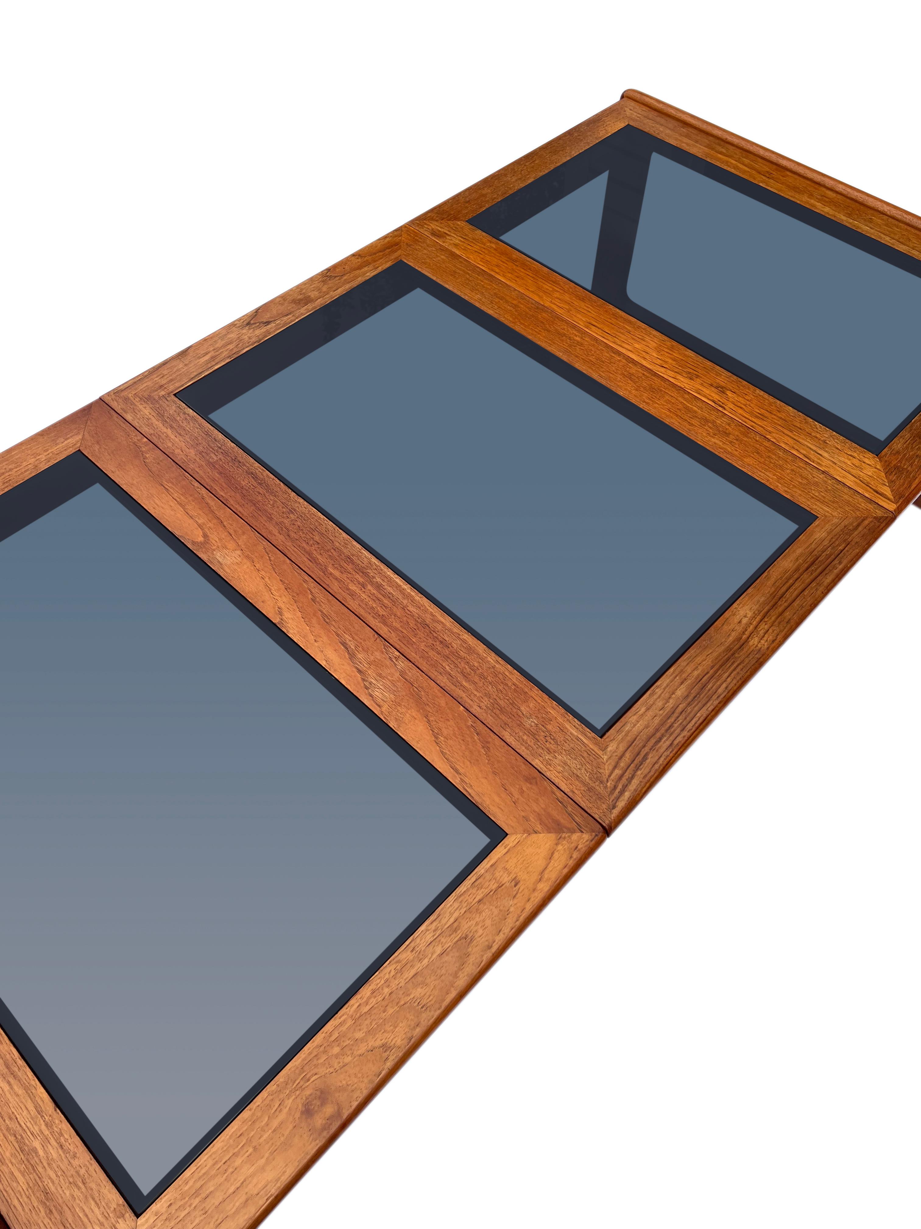 Dnischer Couchtisch aus Teakholz und Rauchglas von Komfort aus der Mitte des Jahrhunderts (Dänisch) im Angebot