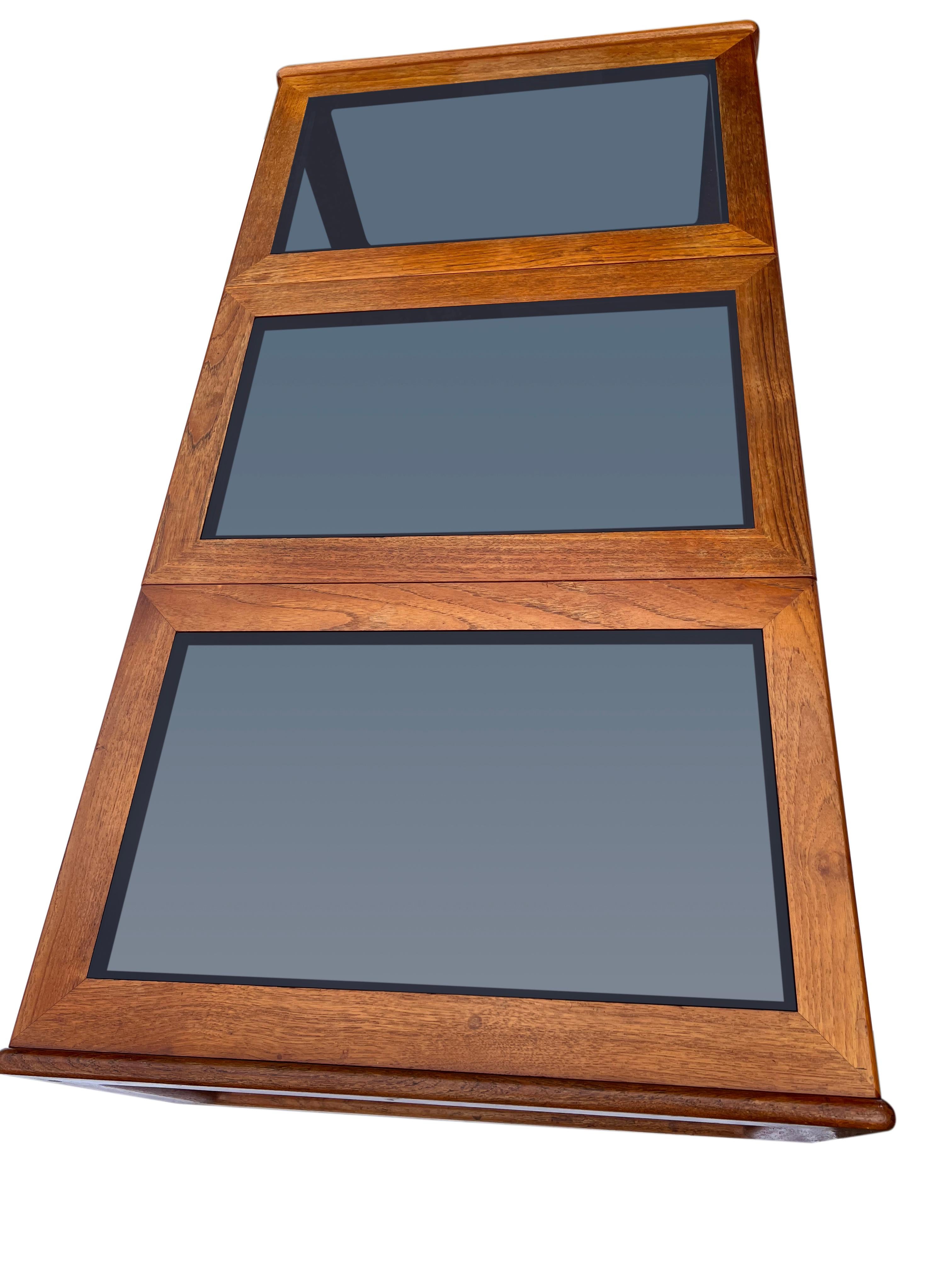 Dnischer Couchtisch aus Teakholz und Rauchglas von Komfort aus der Mitte des Jahrhunderts im Zustand „Gut“ im Angebot in Doylestown, PA