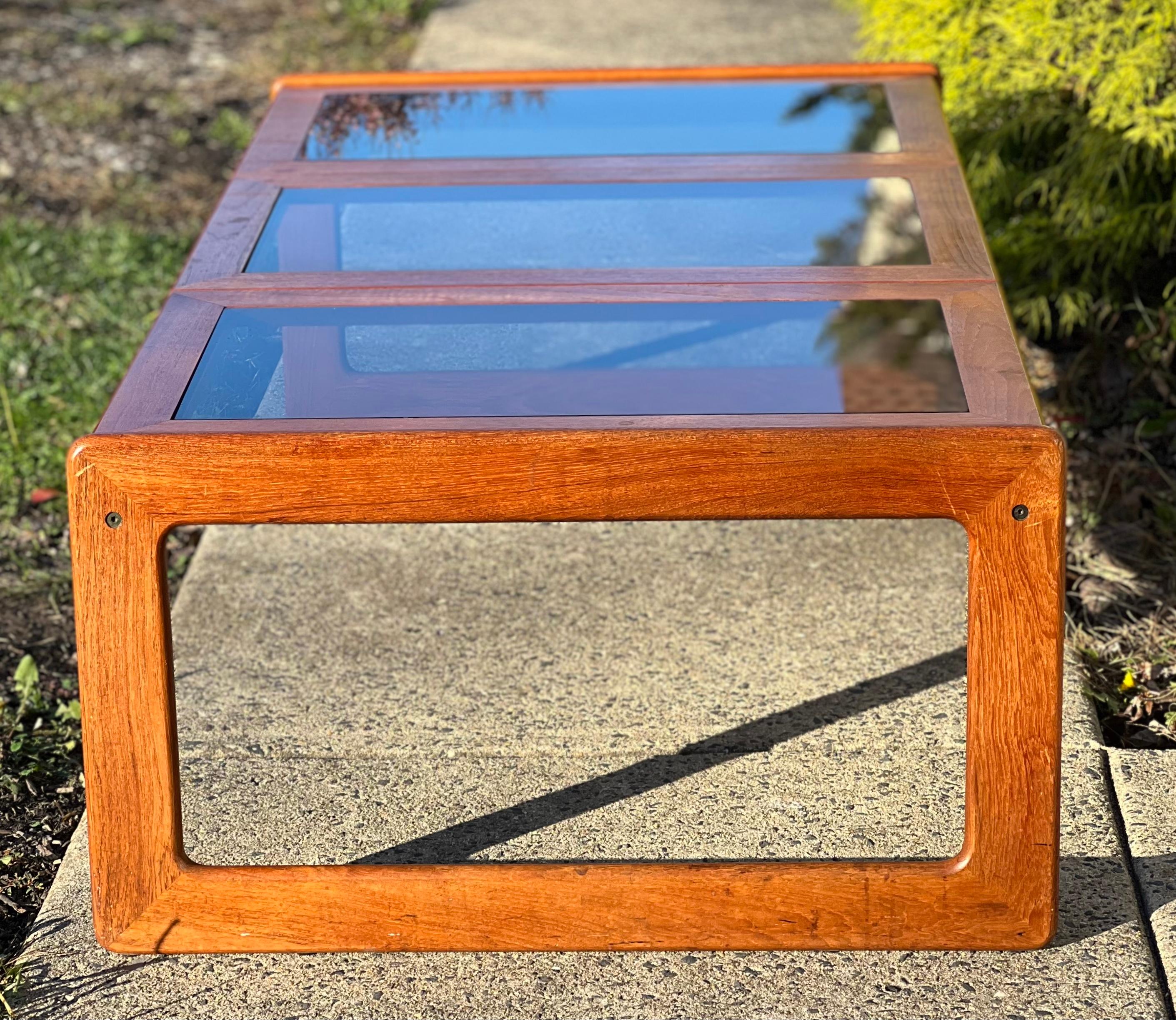 Dnischer Couchtisch aus Teakholz und Rauchglas von Komfort aus der Mitte des Jahrhunderts im Angebot 3