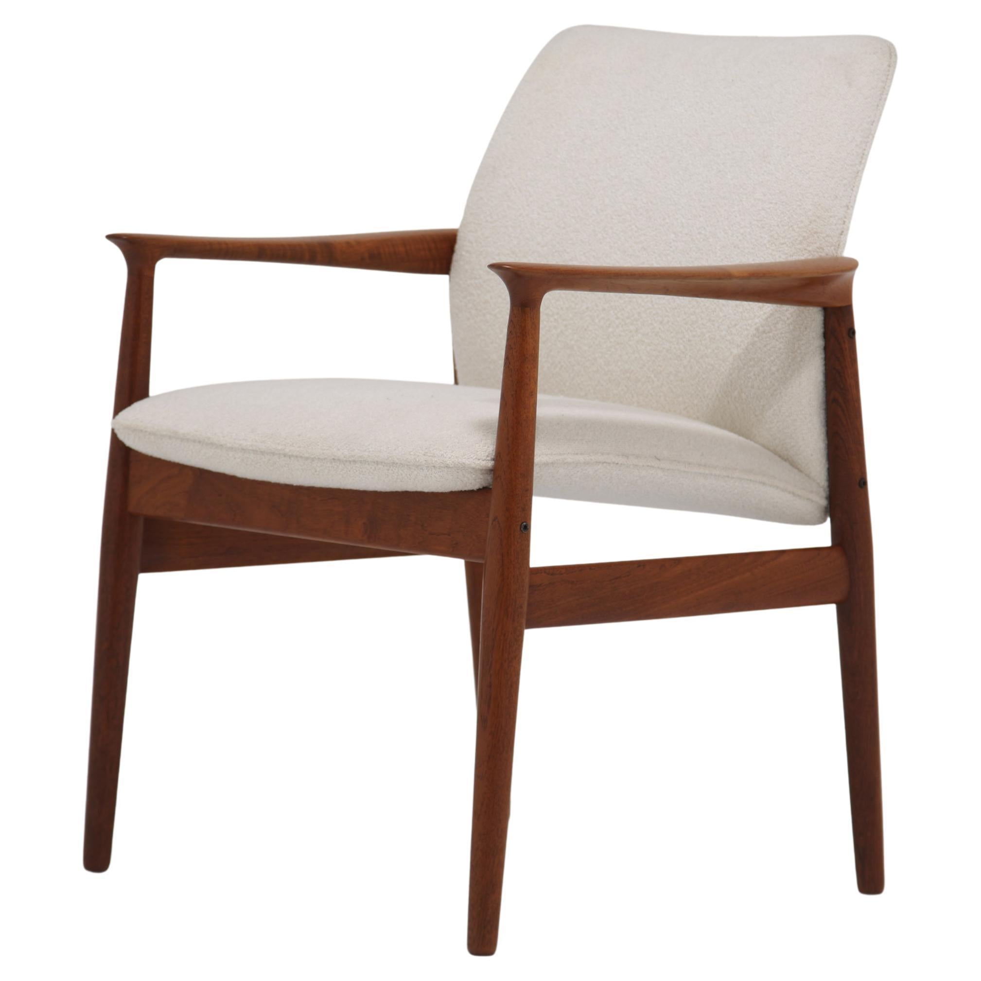 Fauteuil danois du milieu du siècle en teck et bouclé blanc par Grete Jalk, années 1960. en vente